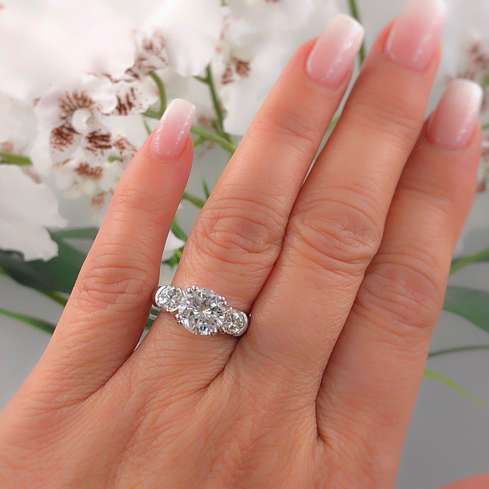 Three-Stone Diamond Engagement Ring Round 2.93 Carat 18 Karat White Gold For Sale 1