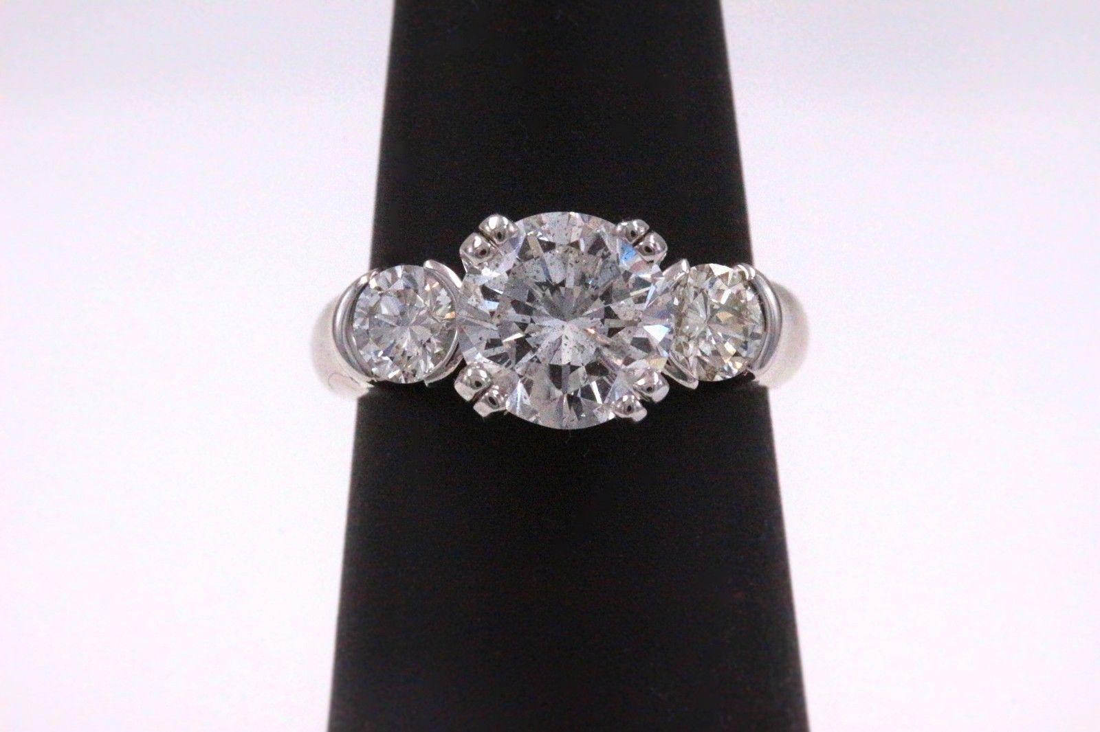 Three-Stone Diamond Engagement Ring Round 2.93 Carat 18 Karat White Gold For Sale 2