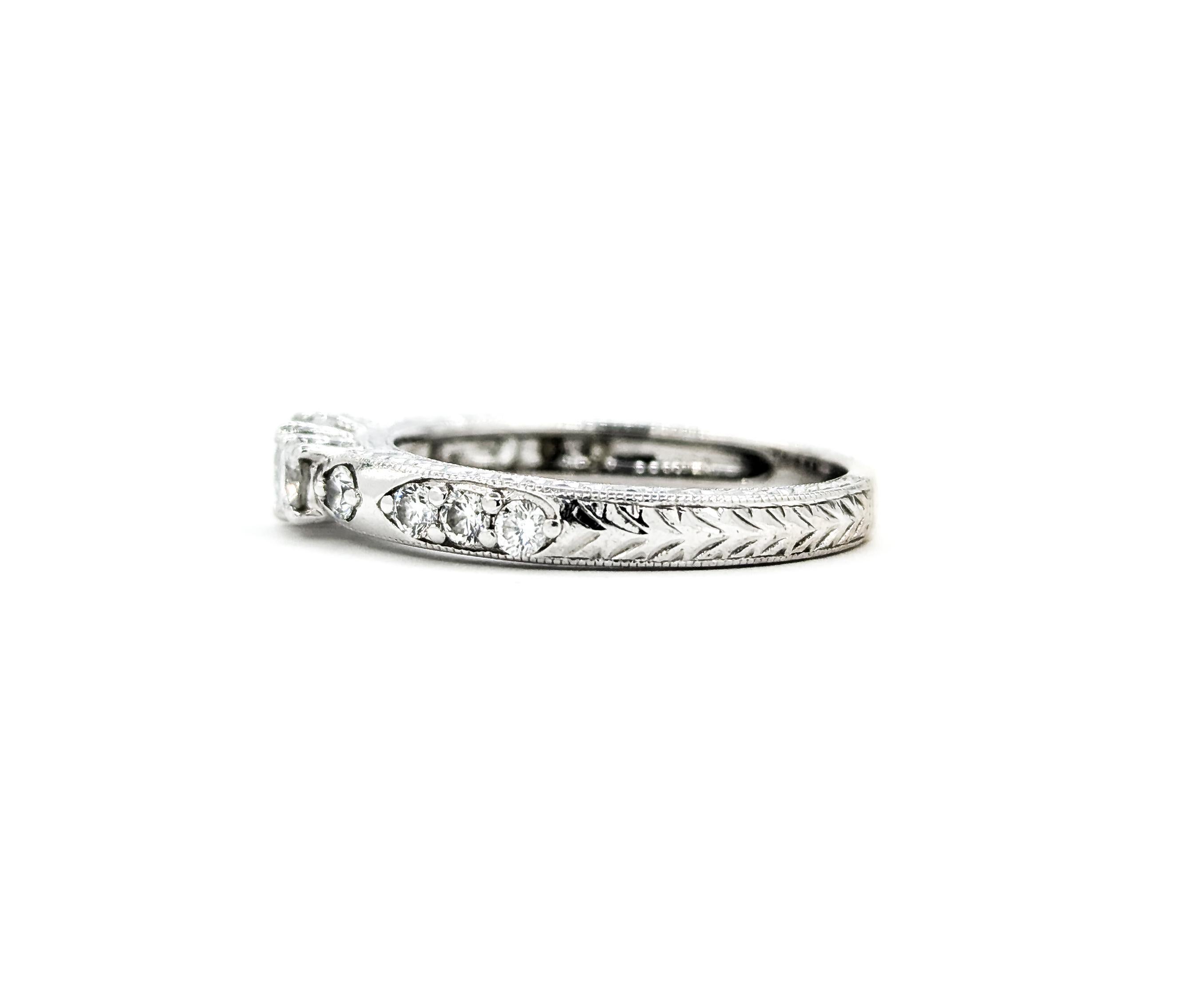 Anello di fidanzamento con diamante a tre pietre e dettagli a grana fine in oro bianco in vendita 5
