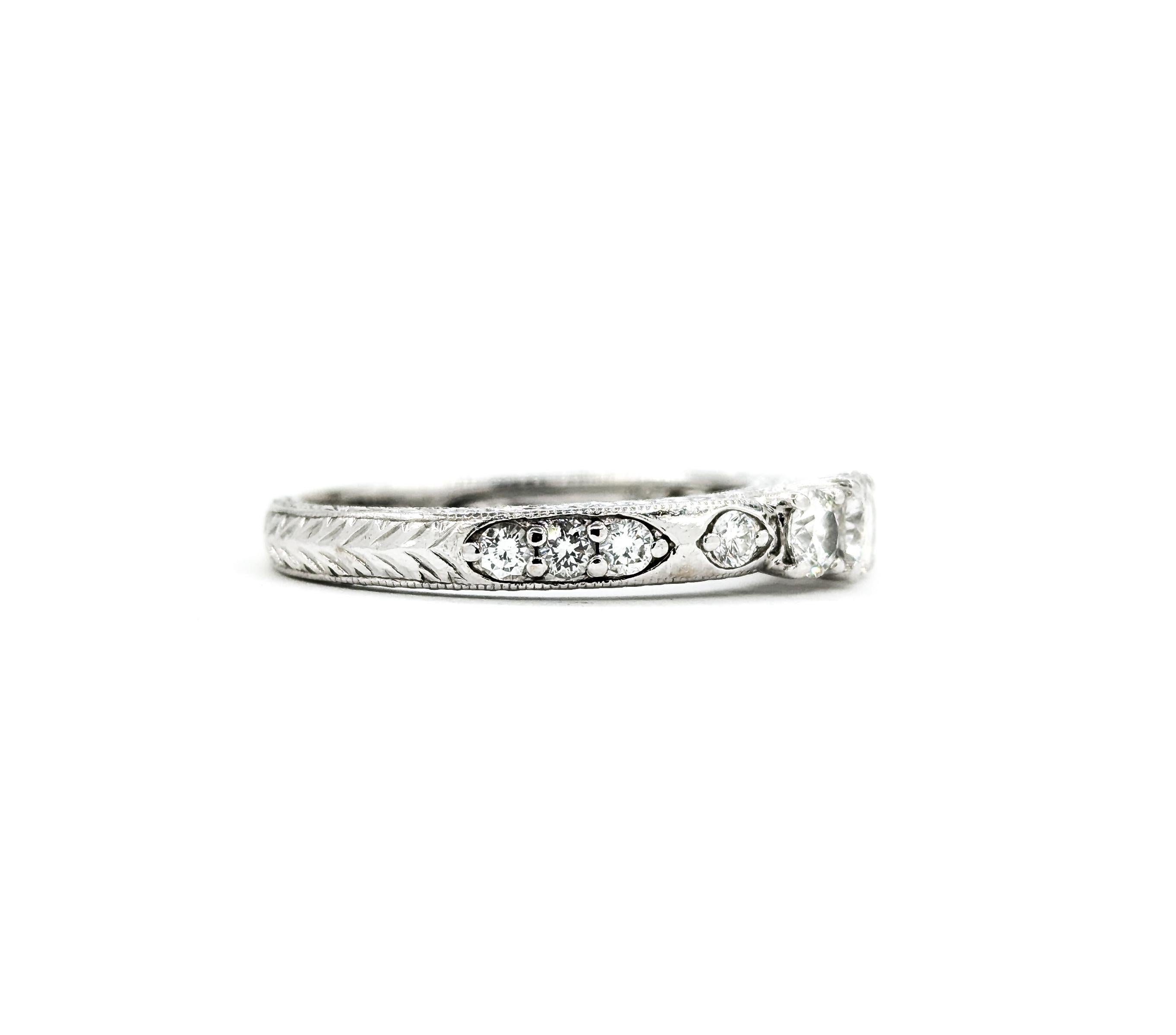 Anello di fidanzamento con diamante a tre pietre e dettagli a grana fine in oro bianco in vendita 6