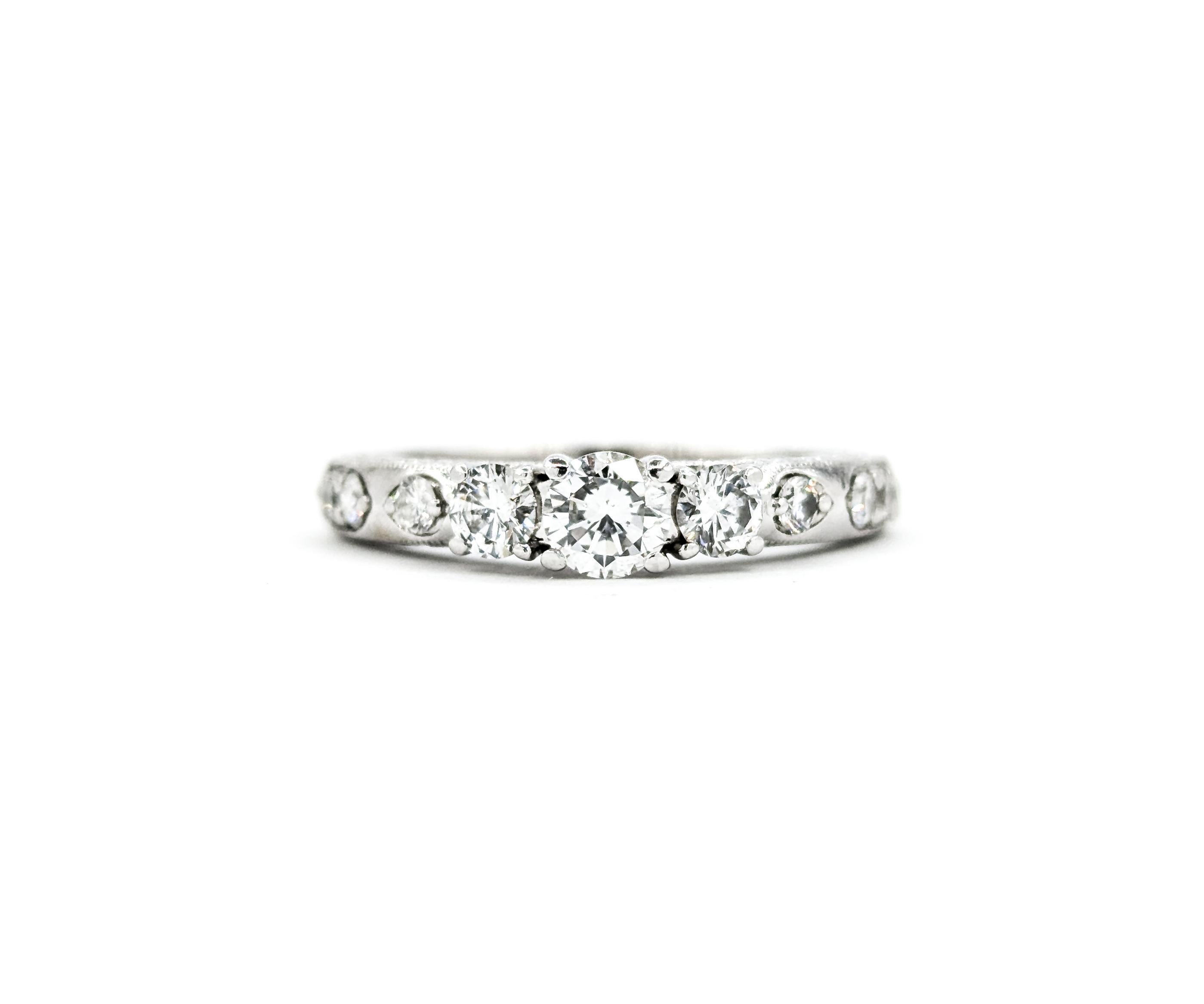 Anello di fidanzamento con diamante a tre pietre e dettagli a grana fine in oro bianco in vendita 8