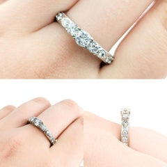 Anello di fidanzamento con diamante a tre pietre e dettagli a grana fine in oro bianco