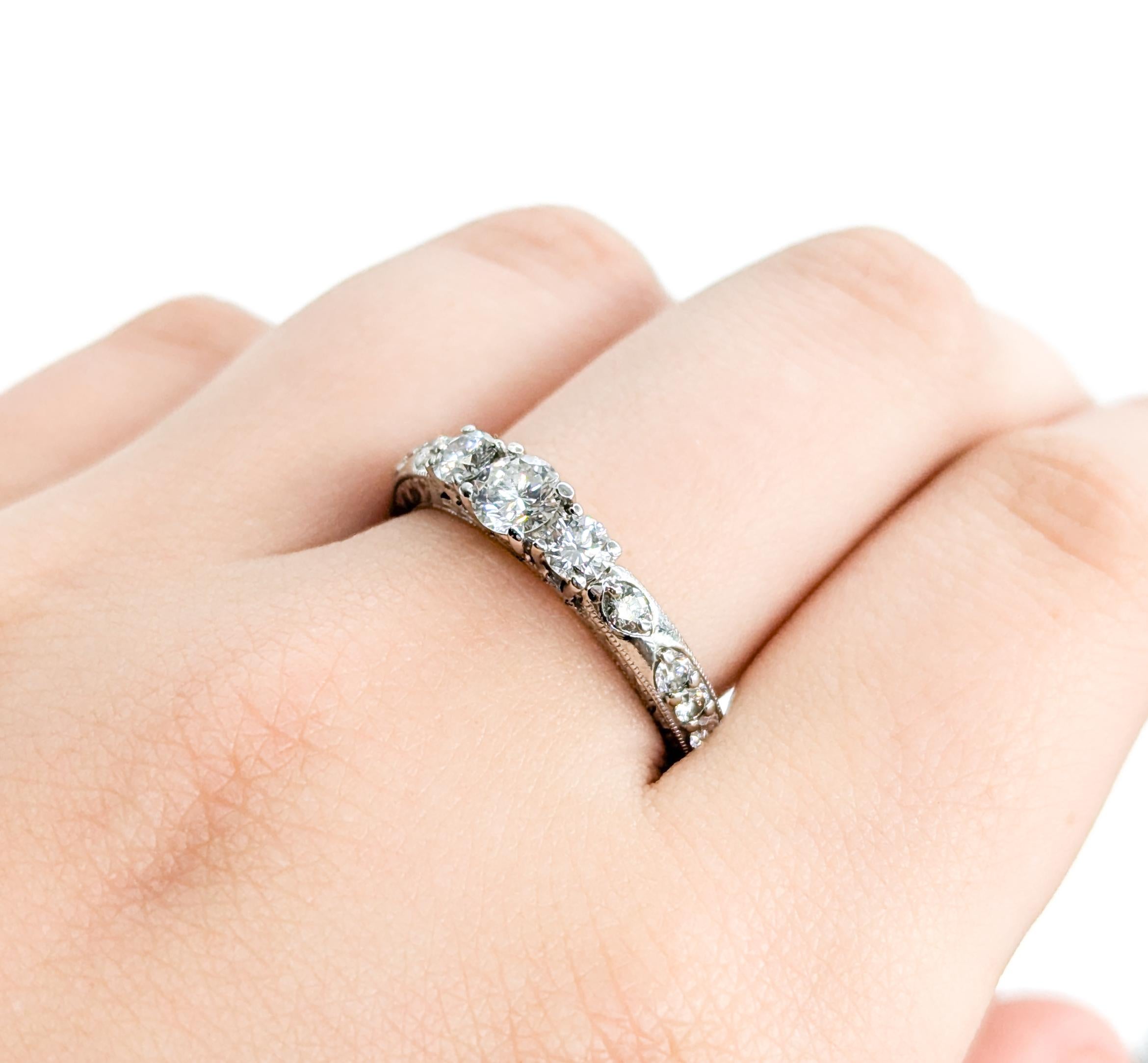 Taglio rotondo Anello di fidanzamento con diamante a tre pietre e dettagli a grana fine in oro bianco in vendita