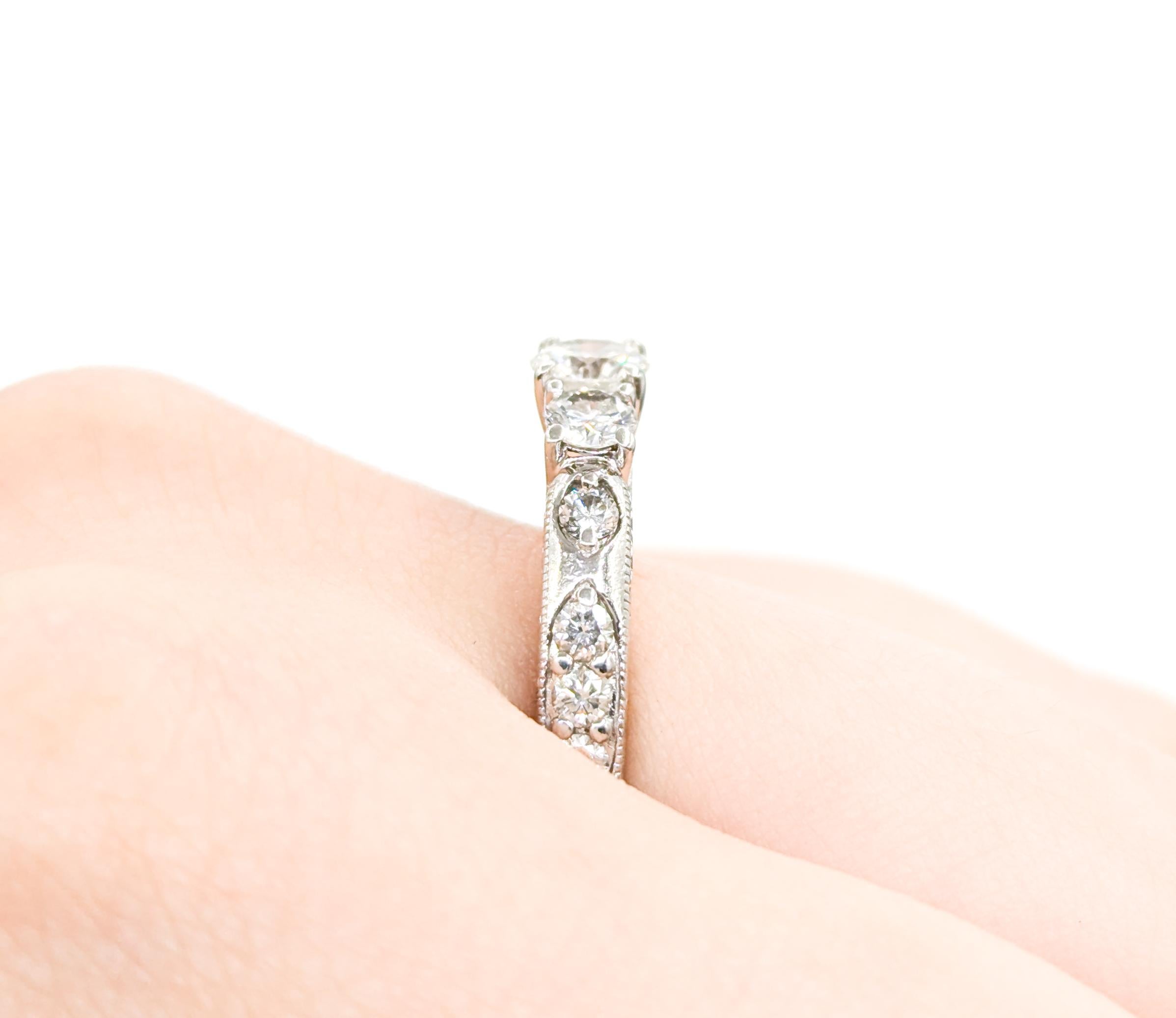Anello di fidanzamento con diamante a tre pietre e dettagli a grana fine in oro bianco In condizioni ottime in vendita a Bloomington, MN