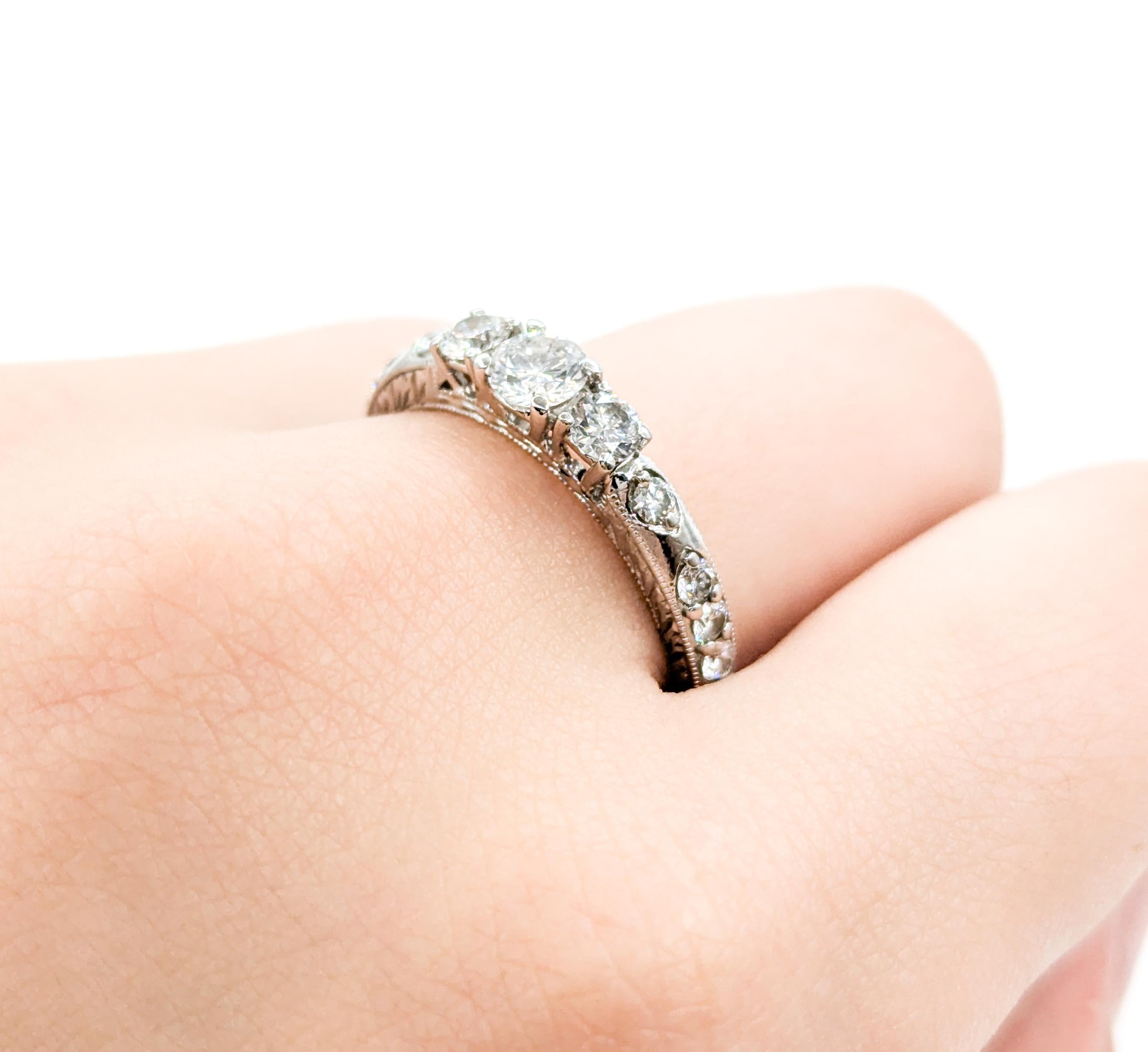 Donna Anello di fidanzamento con diamante a tre pietre e dettagli a grana fine in oro bianco in vendita