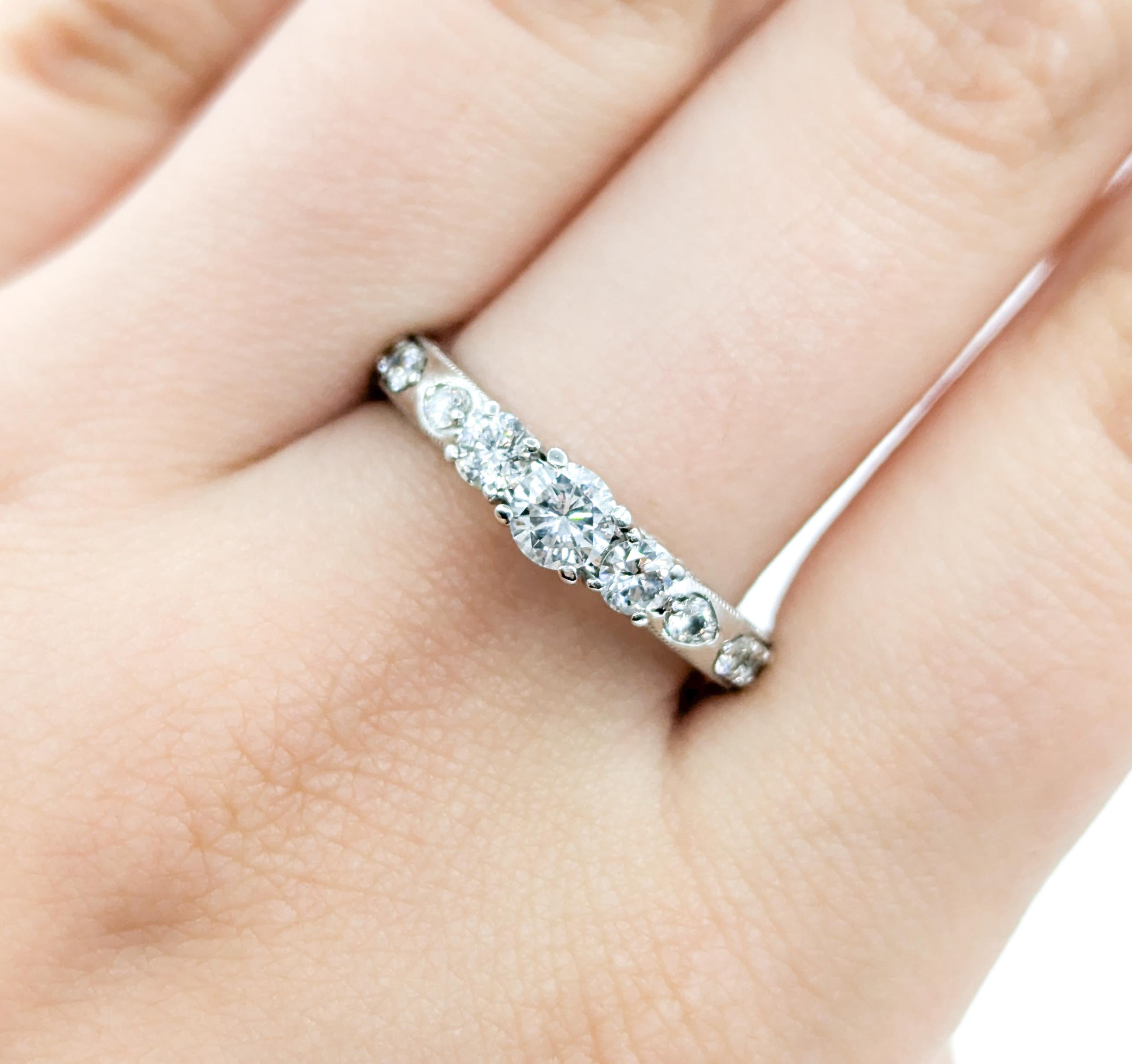 Anello di fidanzamento con diamante a tre pietre e dettagli a grana fine in oro bianco in vendita 1