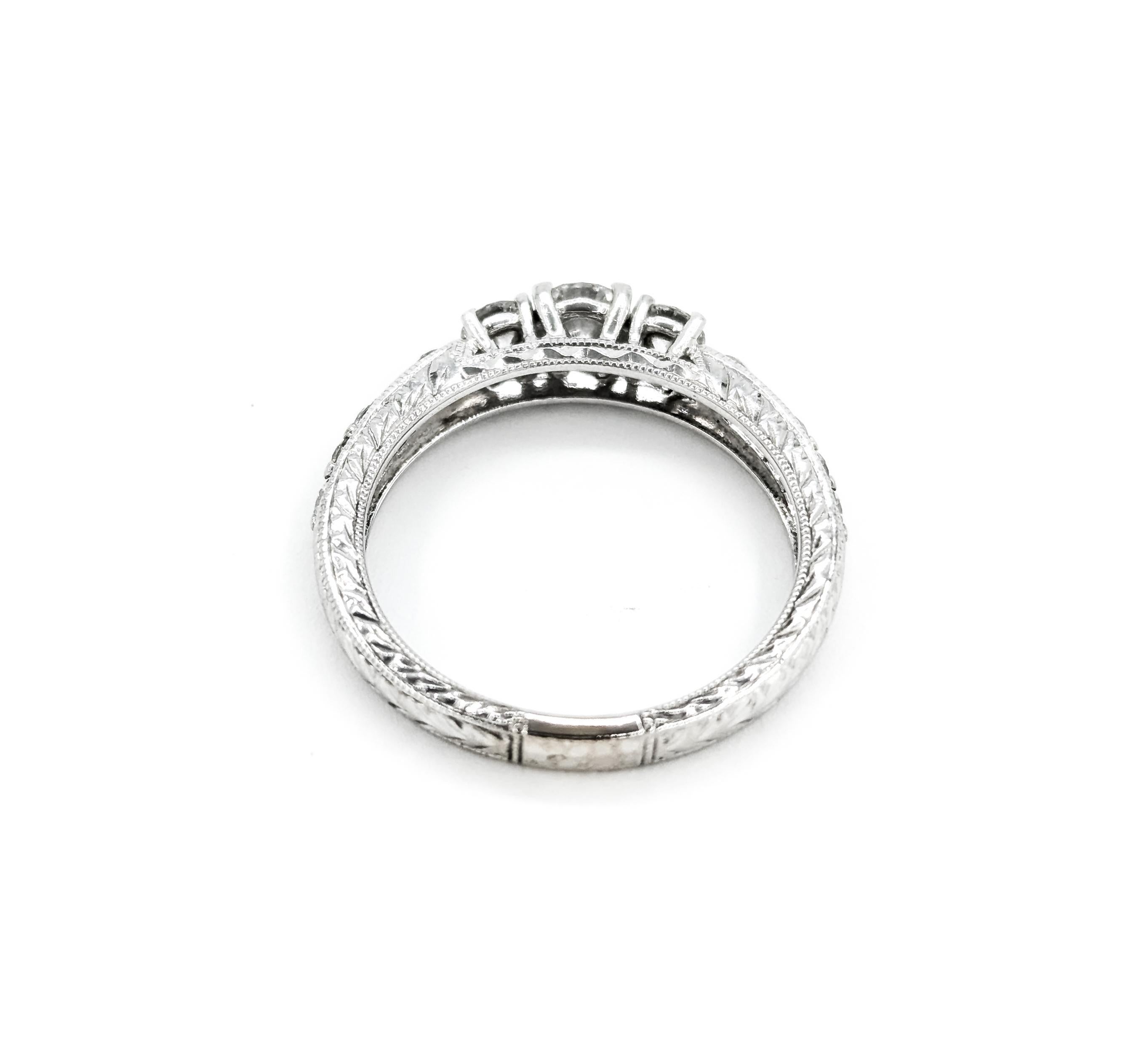 Anello di fidanzamento con diamante a tre pietre e dettagli a grana fine in oro bianco in vendita 2