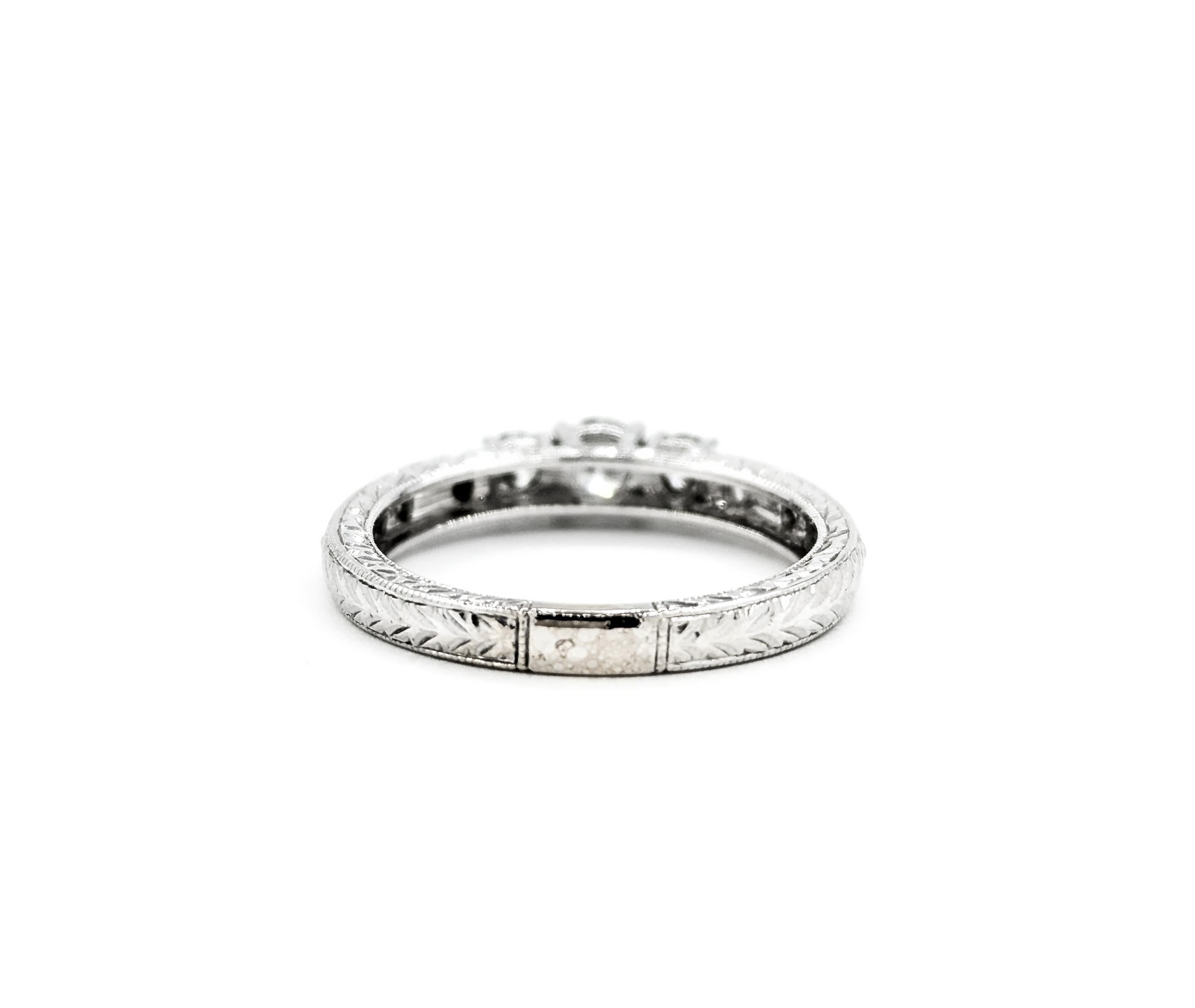 Anello di fidanzamento con diamante a tre pietre e dettagli a grana fine in oro bianco in vendita 3