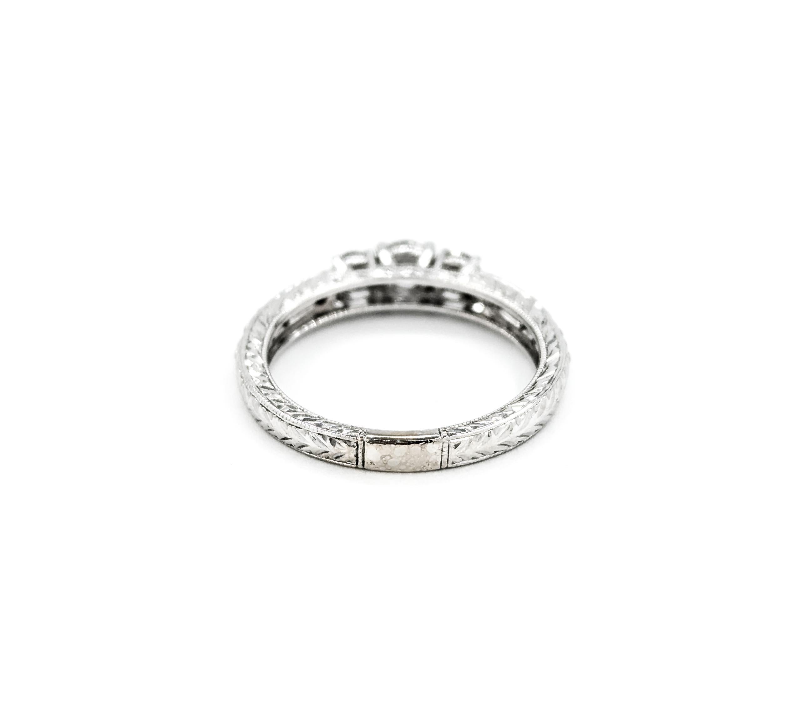 Anello di fidanzamento con diamante a tre pietre e dettagli a grana fine in oro bianco in vendita 4