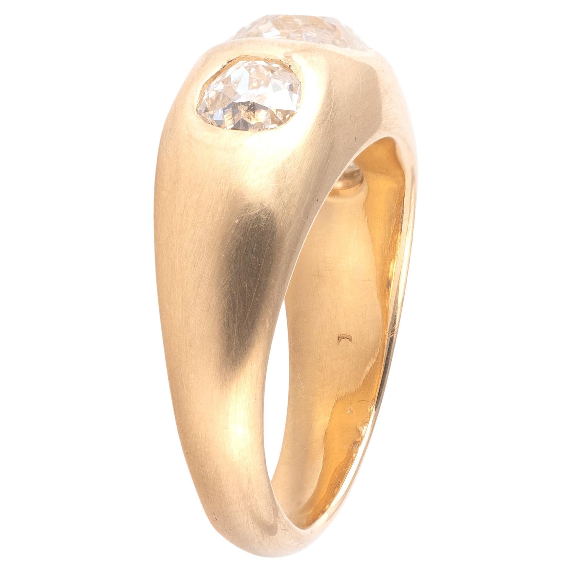 Bague à trois pierres en or 18ct et diamant taille ancienne. Au centre de la bague se trouve un diamant de taille européenne ancienne de 1,87 ct serti entre deux autres diamants de taille européenne ancienne pesant 0,45 ct et 0,45 ct. La monture est