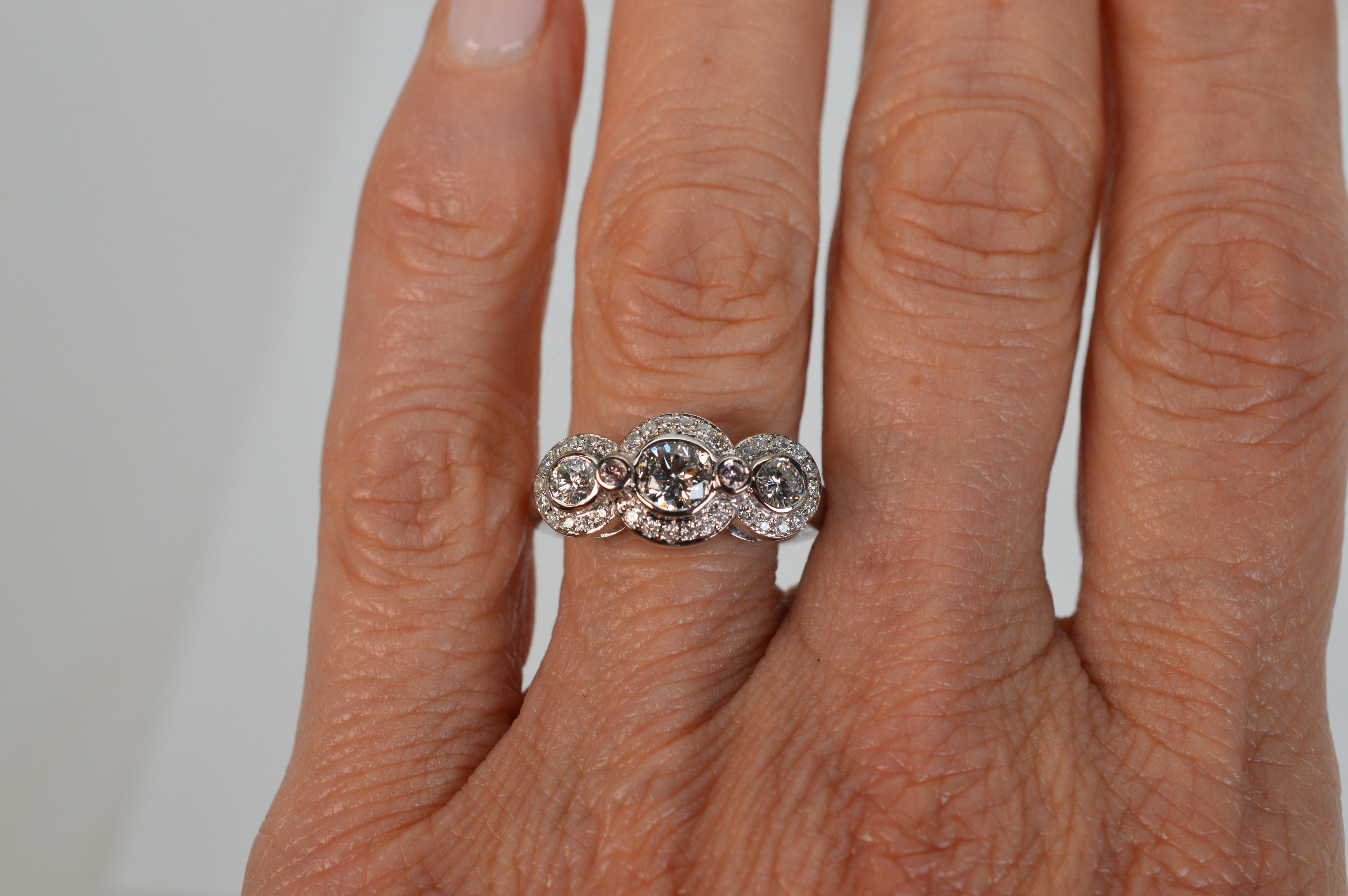 Bague de fiançailles en or blanc 14 carats à trois pierres avec halo de diamants en vente 5