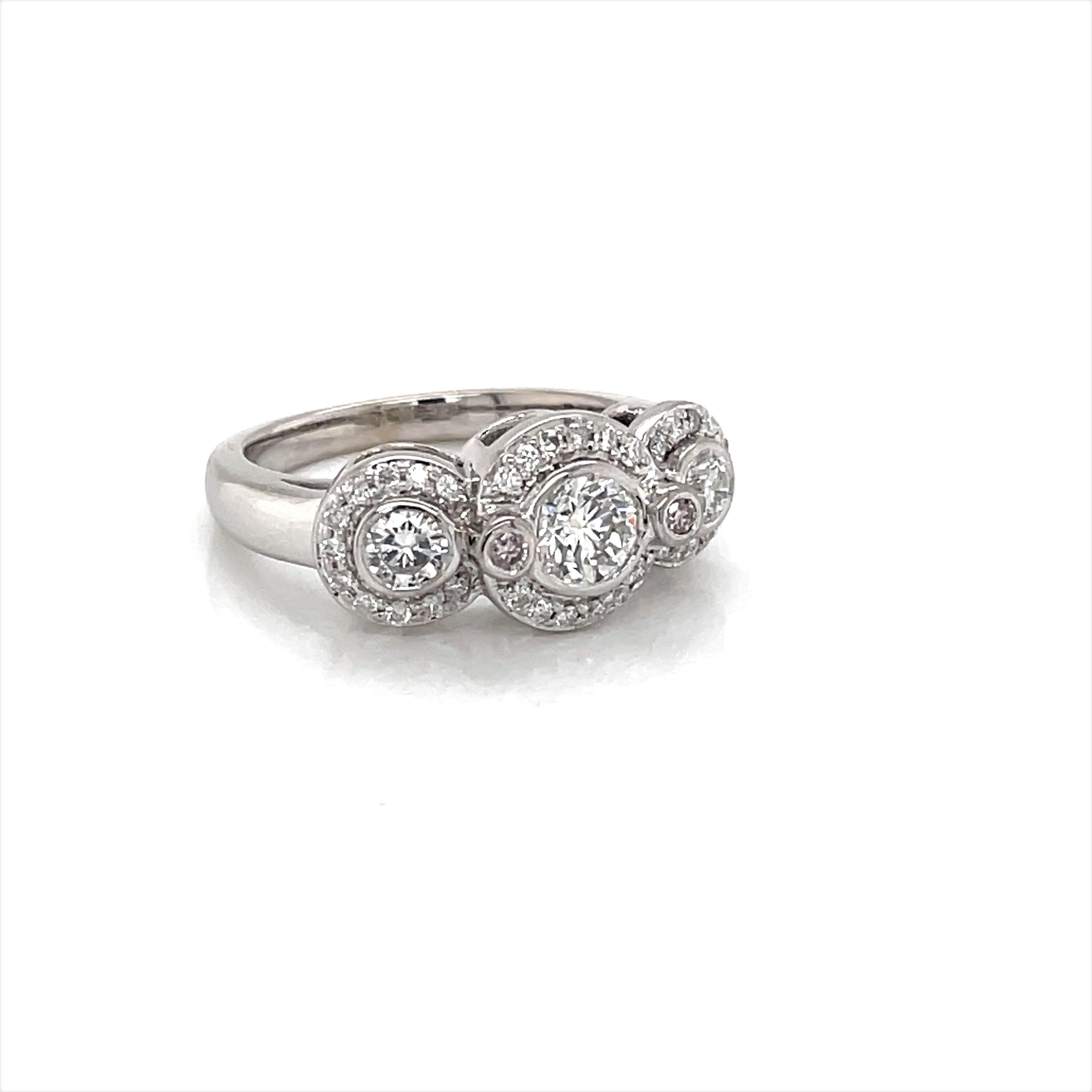 Bague de fiançailles en or blanc 14 carats à trois pierres avec halo de diamants Excellent état - En vente à Mount Kisco, NY
