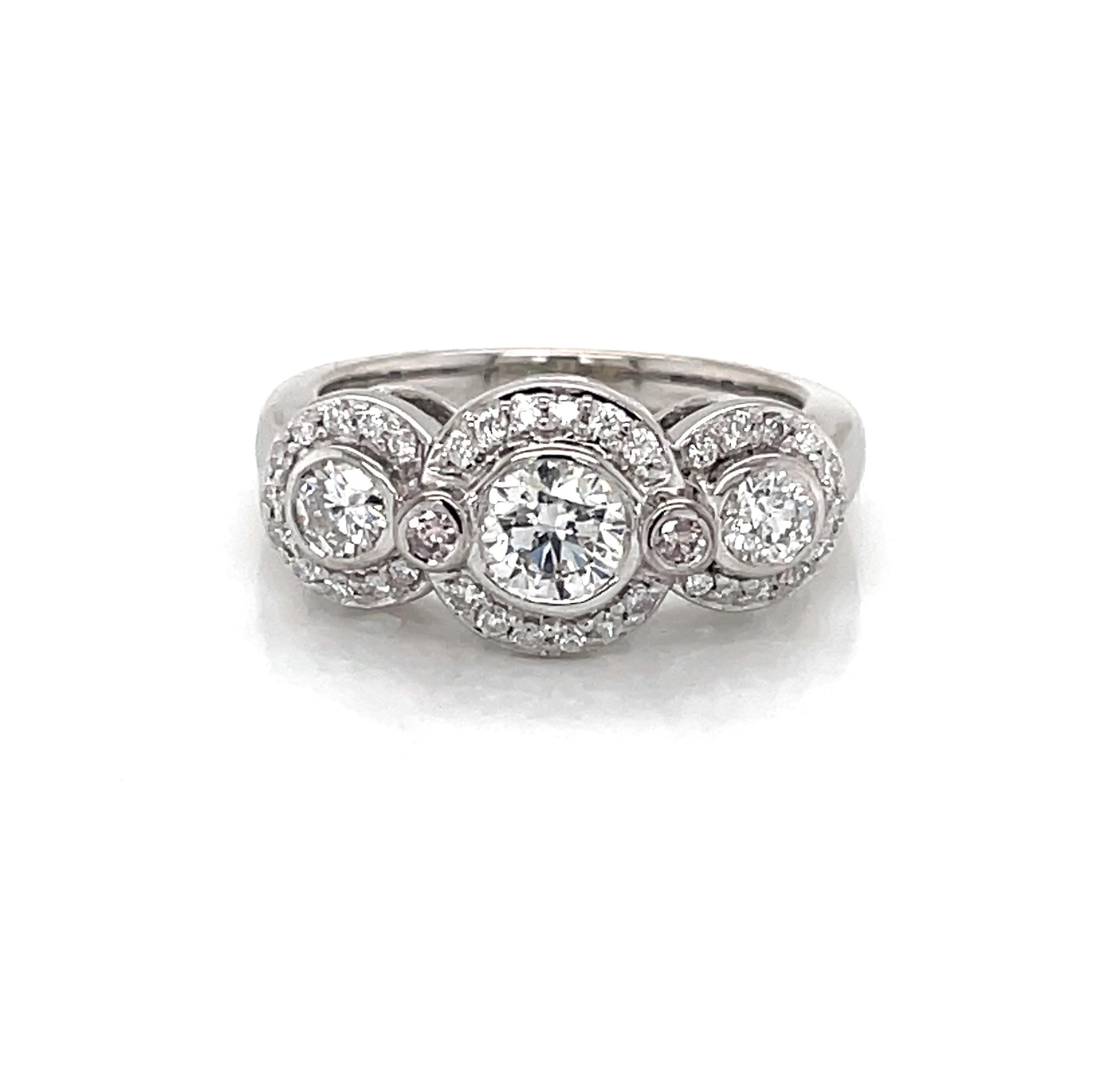 Bague de fiançailles en or blanc 14 carats à trois pierres avec halo de diamants Pour femmes en vente