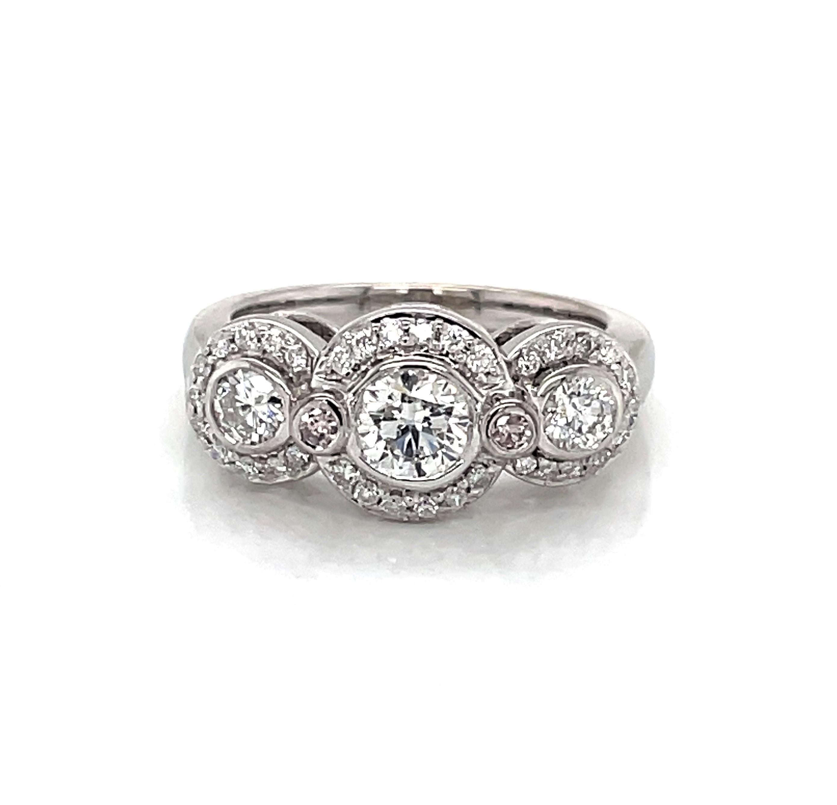 Bague de fiançailles en or blanc 14 carats à trois pierres avec halo de diamants en vente 1