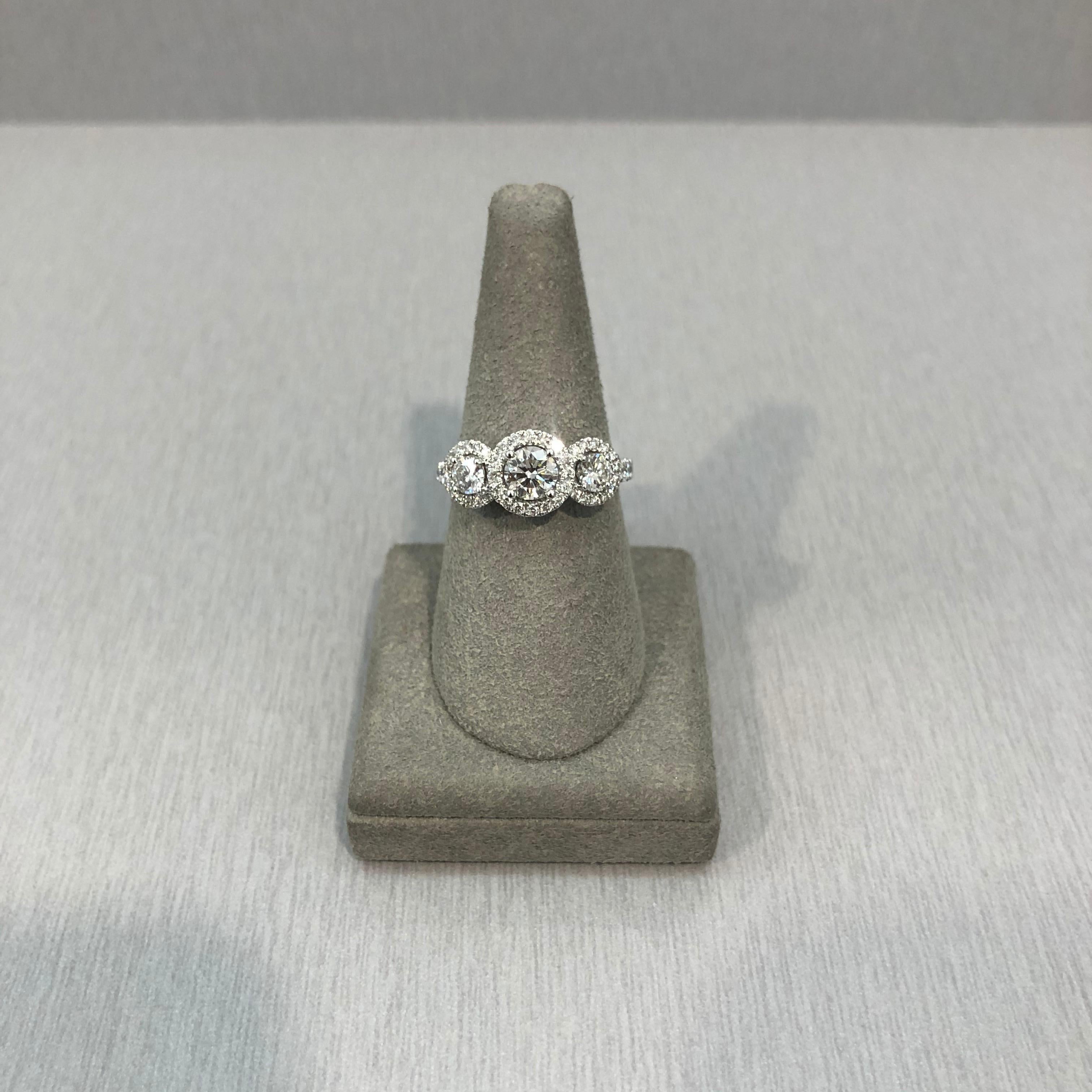 Bague de fiançailles à trois pierres avec halo de diamants ronds brillants de 1,40 carat au total Neuf - En vente à New York, NY