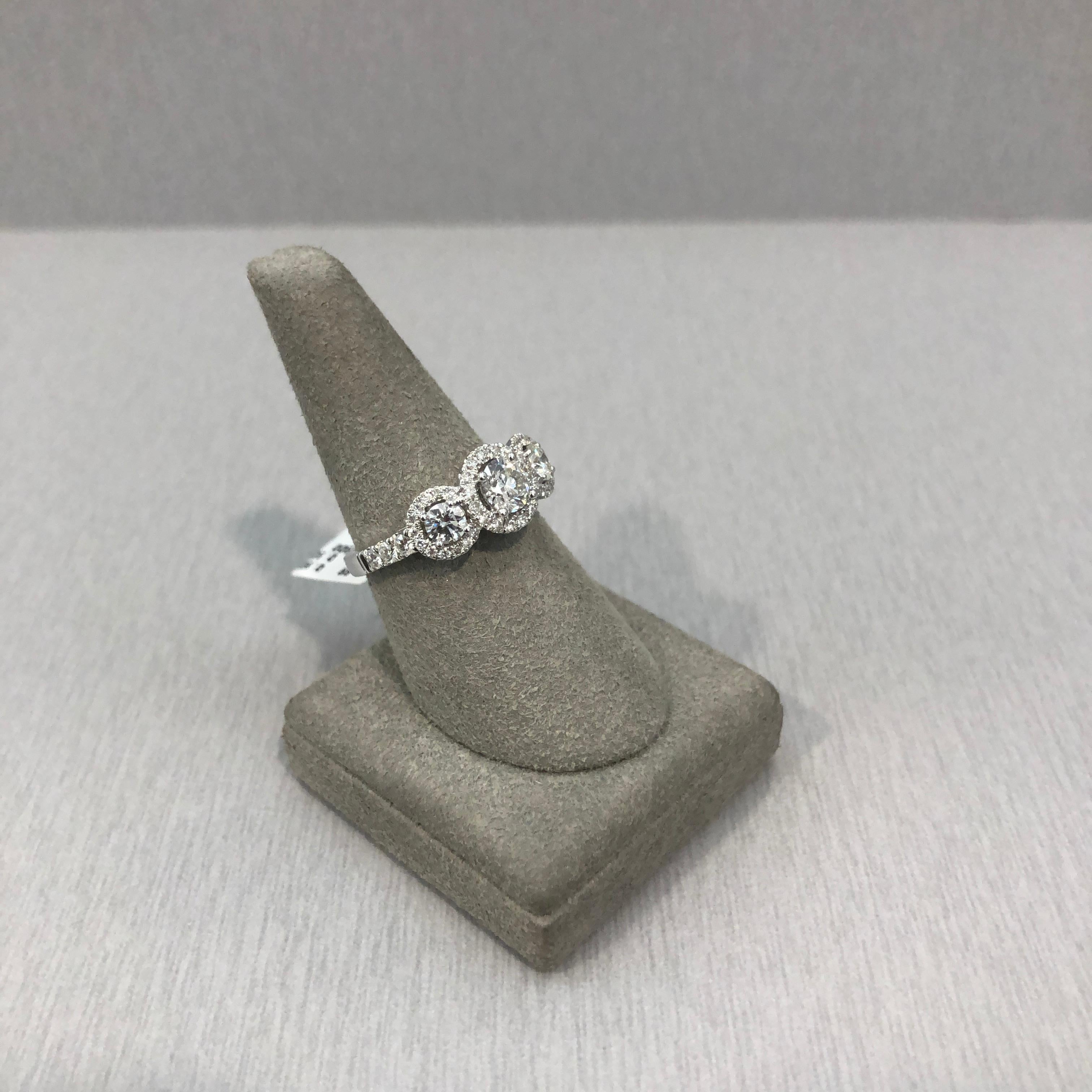 Bague de fiançailles à trois pierres avec halo de diamants ronds brillants de 1,40 carat au total Pour femmes en vente