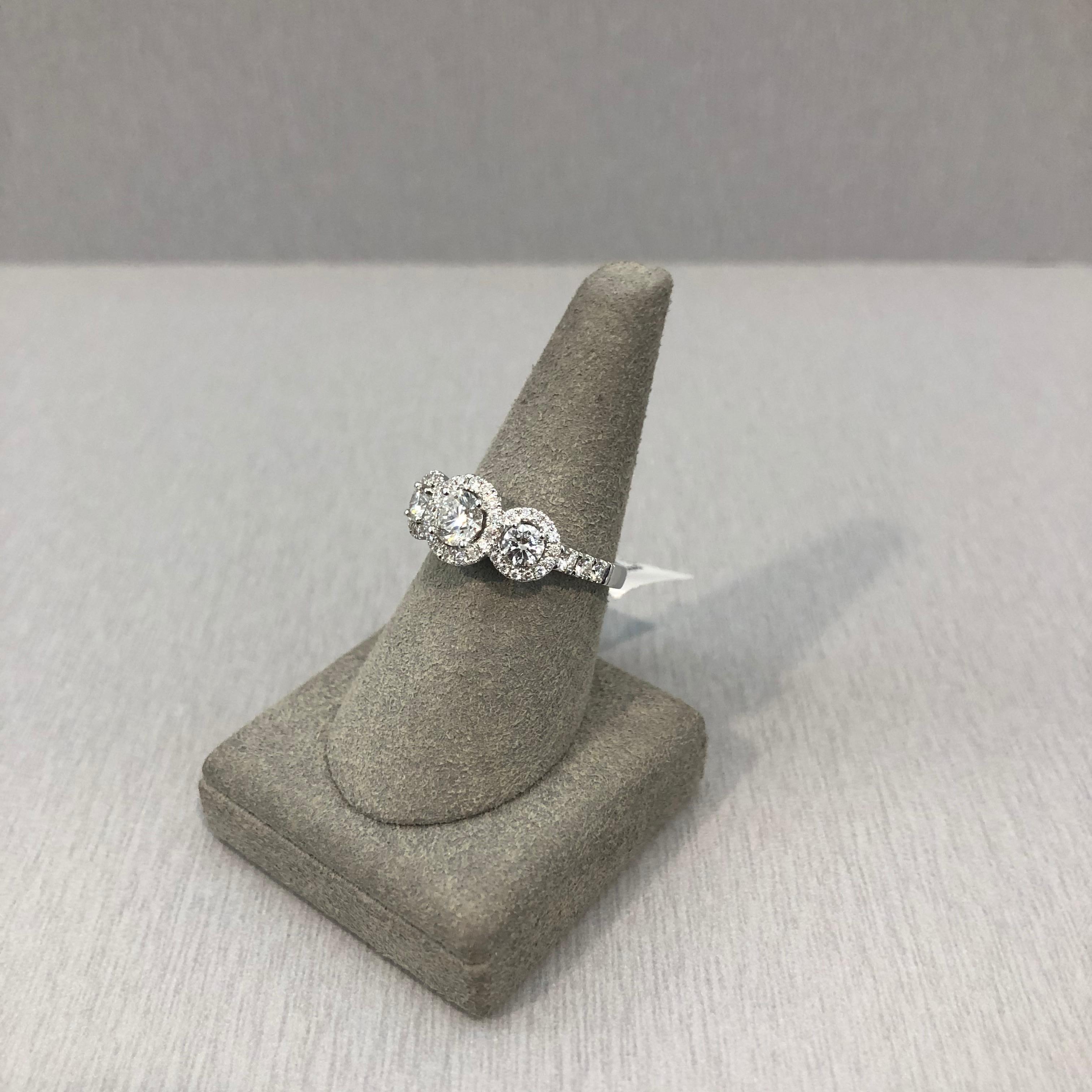 Bague de fiançailles à trois pierres avec halo de diamants ronds brillants de 1,40 carat au total en vente 1