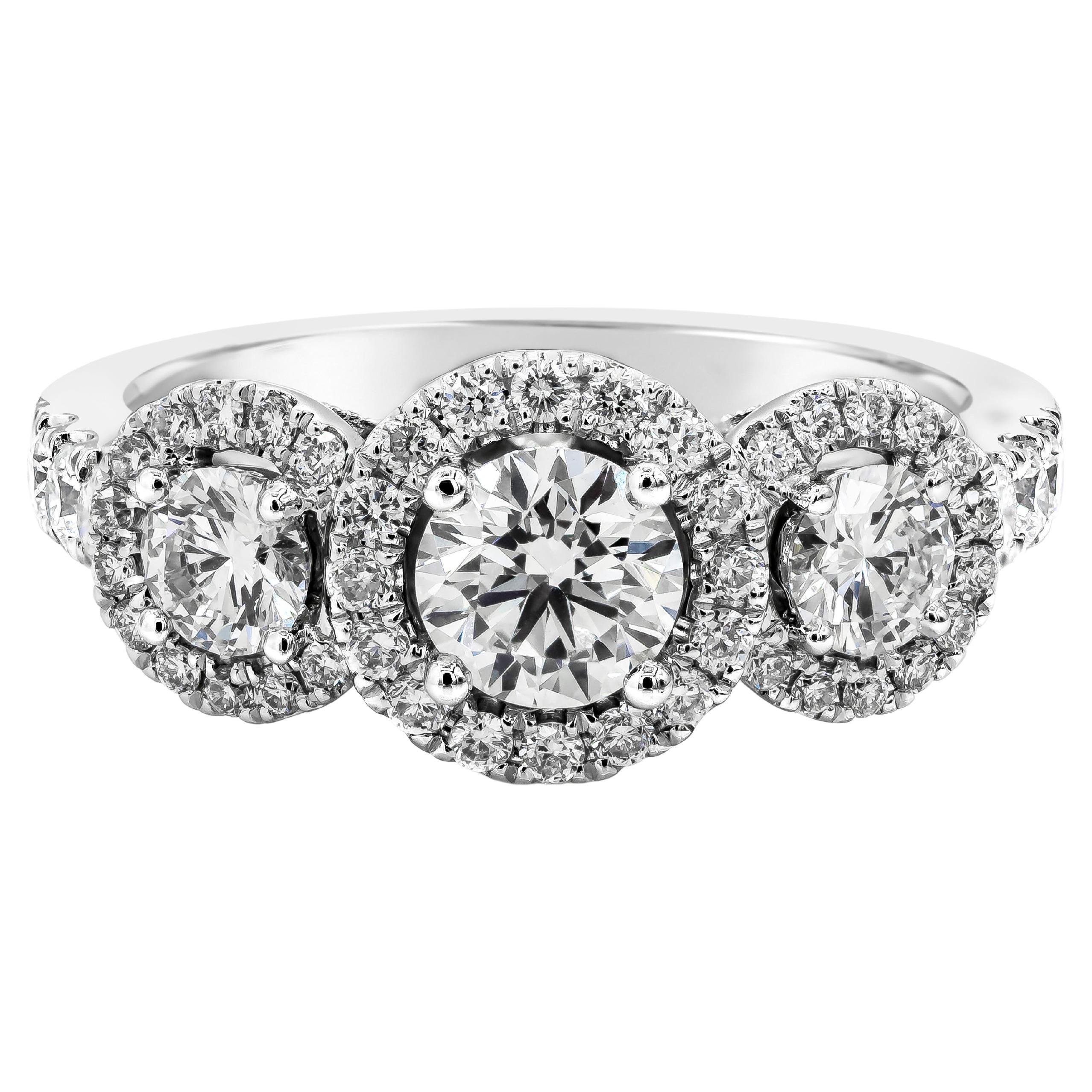 Bague de fiançailles à trois pierres avec halo de diamants ronds brillants de 1,40 carat au total en vente