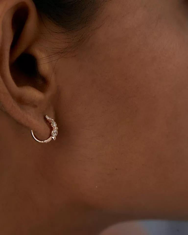 Orecchini a tre pietre con diamante 14 carati solidi In condizioni Nuovo in vendita a Chicago, IL