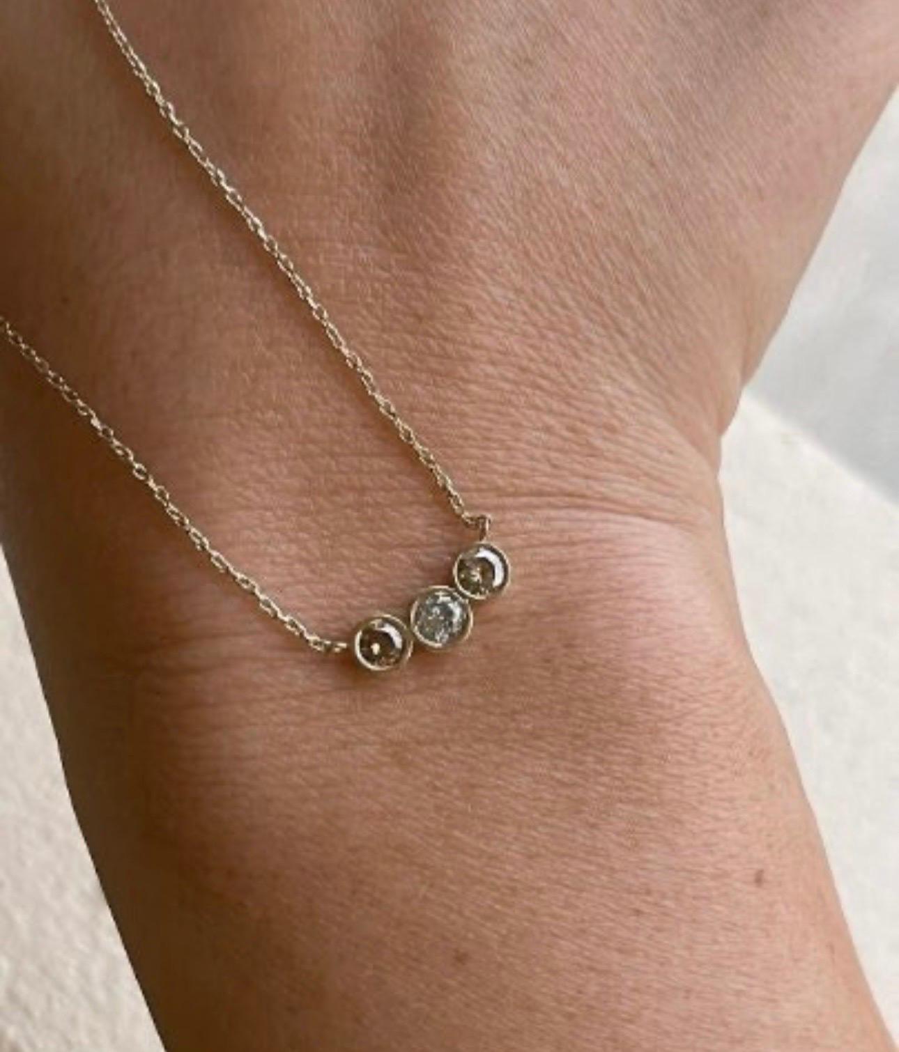 Collana minimalista con tre piccoli diamanti che rappresentano il passato, il futuro e il presente. Realizzata in oro giallo 14KT, i diamanti sono di colore giallo scuro e marrone scuro, 100% diamanti naturali. La collana viene fornita con una
