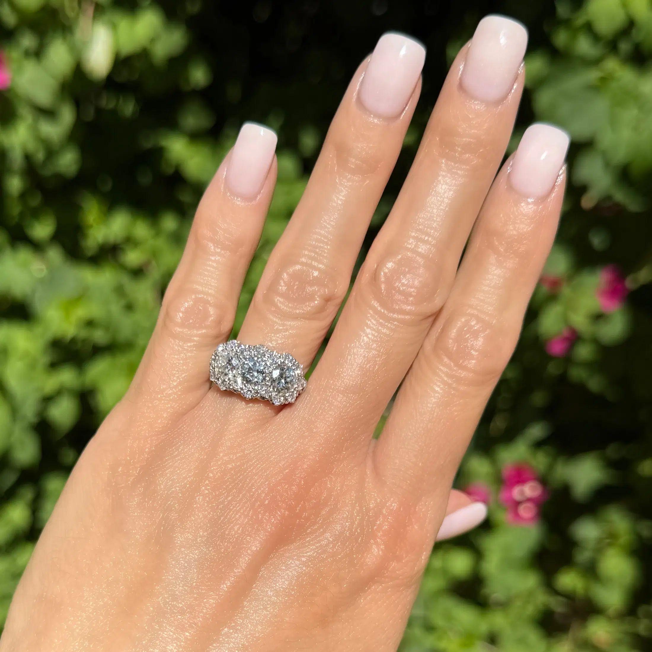 Moderniste Bague à trois pierres en platine et diamants, Vintage By en vente