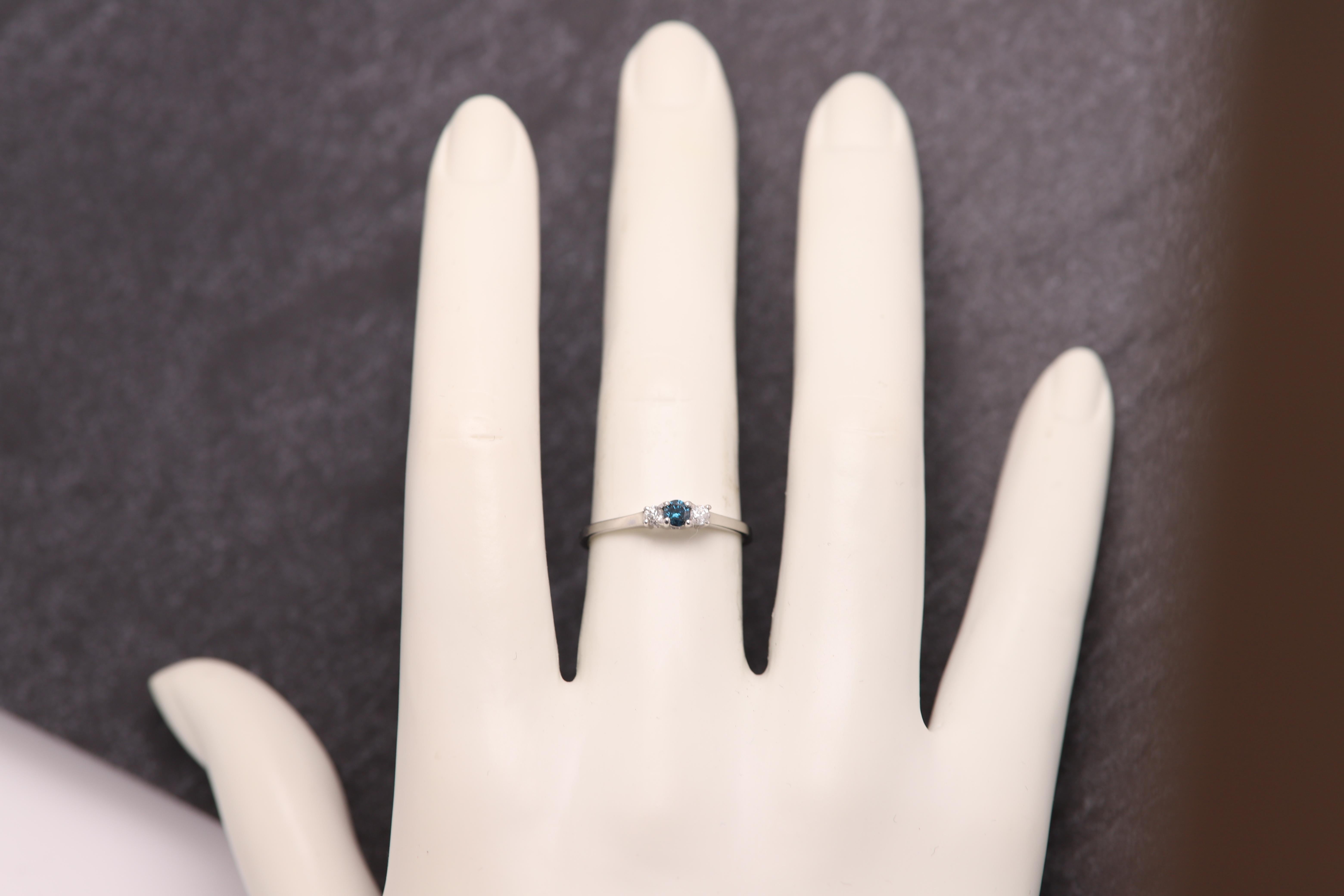 Bague fine en or blanc 14 carats avec trois diamants bleus et blancs en vente 6