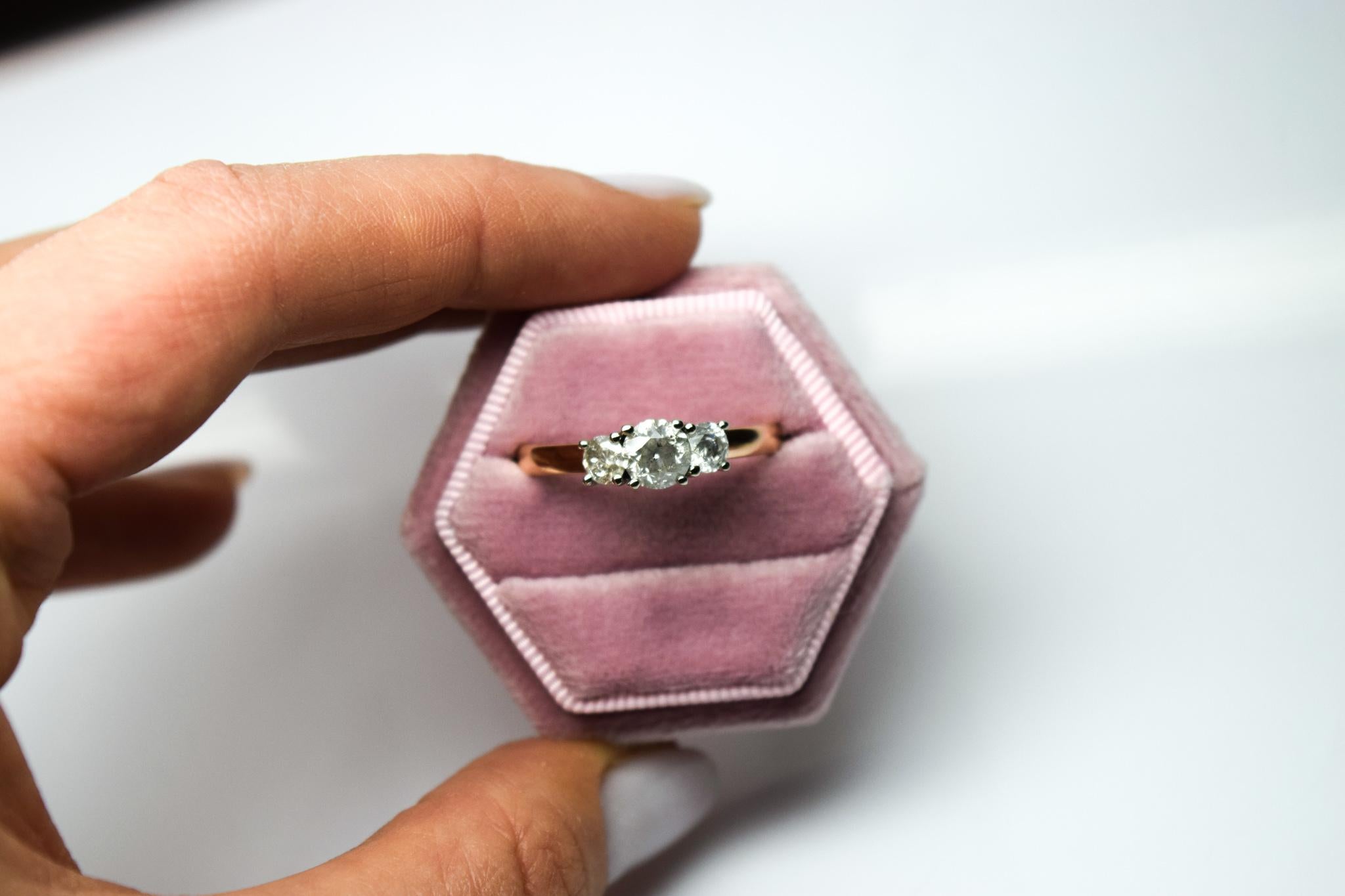 Bague à trois pierres en diamant Bague de fiançailles en or 14kt en vente 5