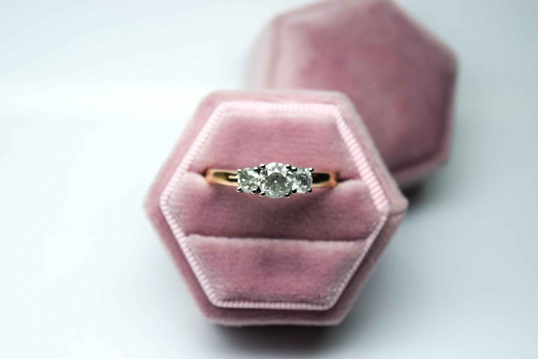 Bague à trois pierres en diamant Bague de fiançailles en or 14kt en vente 3