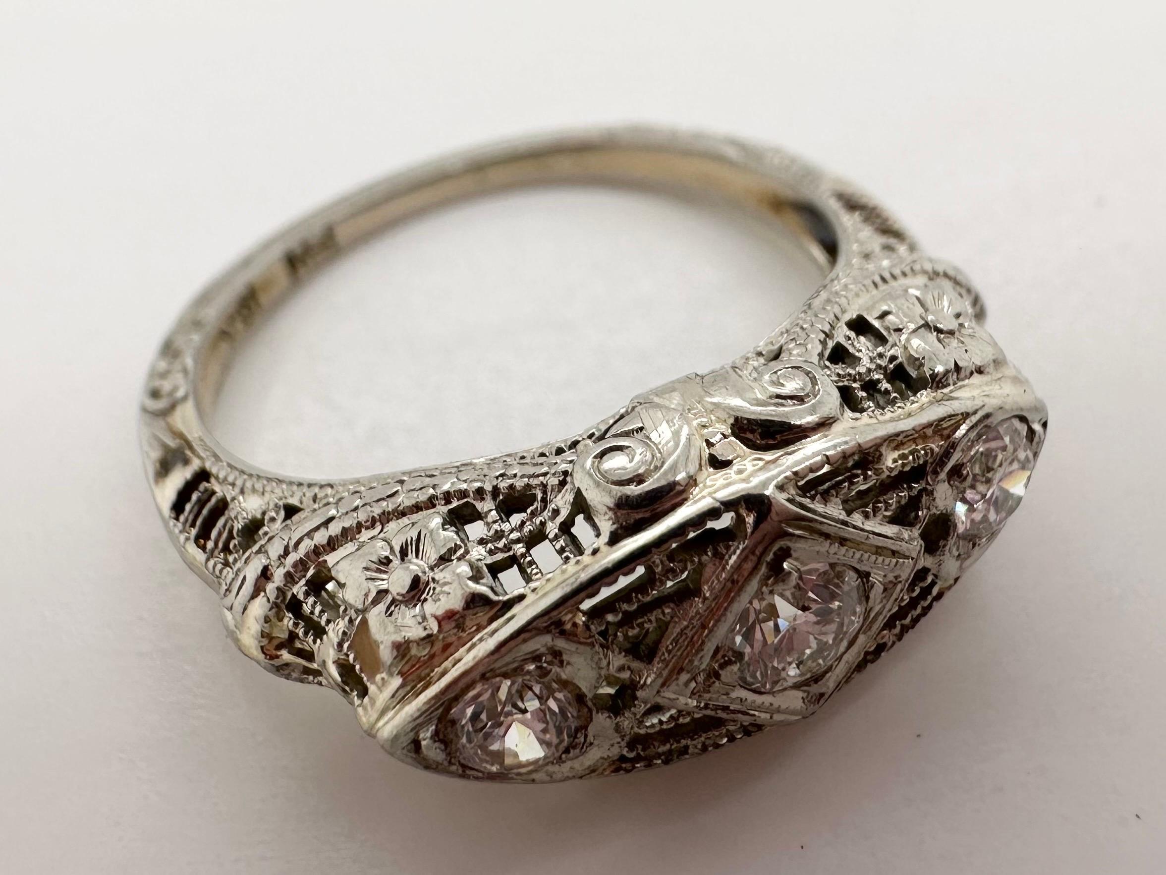 Three stone diamond ring Antique 18kt gold For Sale 1
