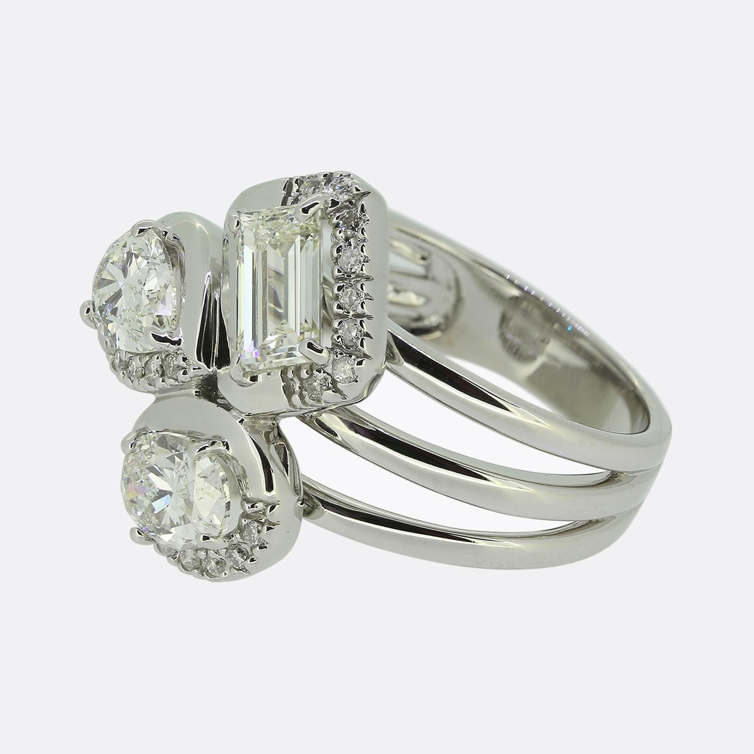 Nous avons ici une magnifique bague à trois pierres en diamant. Whiting en or blanc 18ct, ce modèle audacieux est orné de trois grands diamants de trois tailles différentes. Chaque diamant est entouré d'une bordure polie et sertie de diamants. Cette
