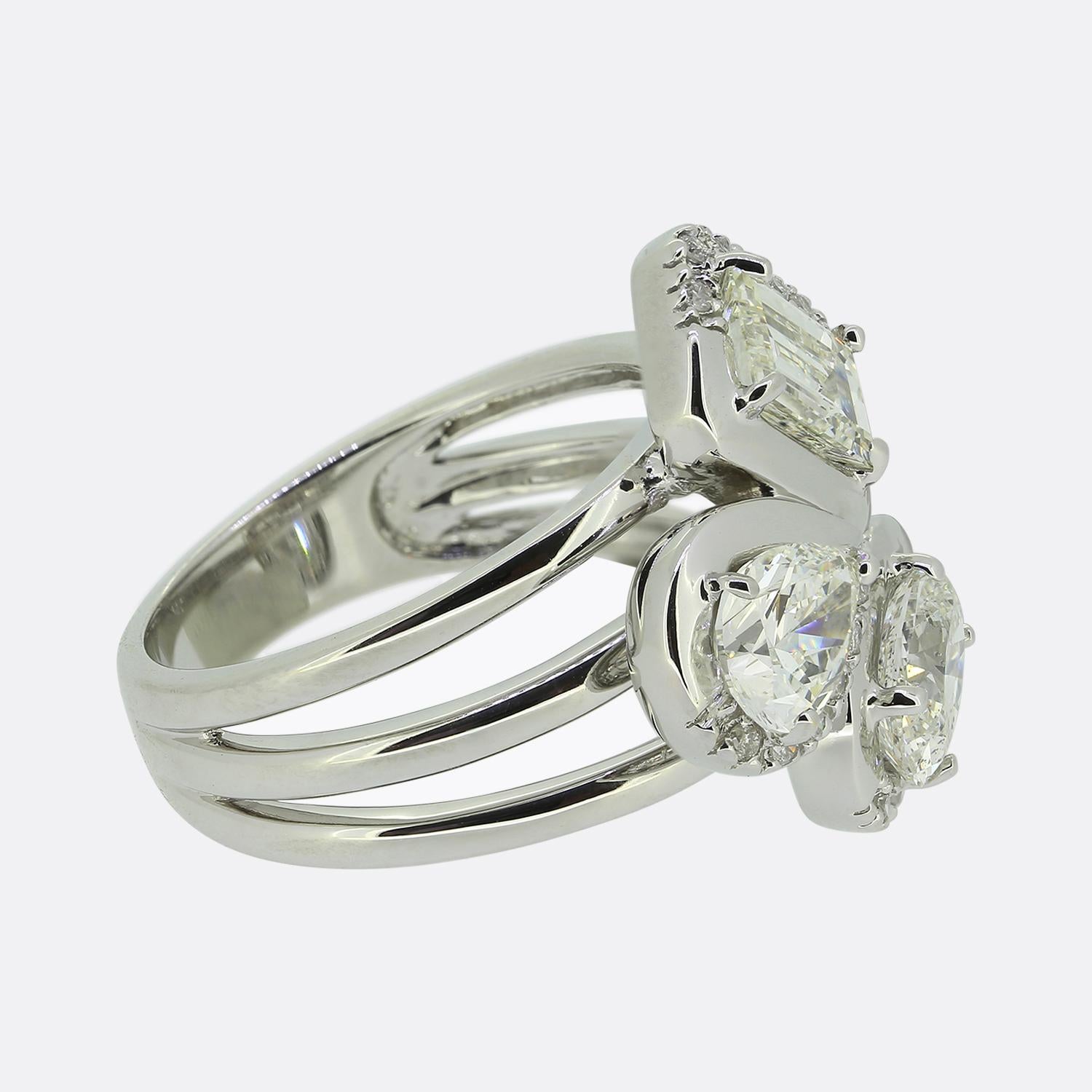 Taille ovale Bague à trois pierres et diamants en vente
