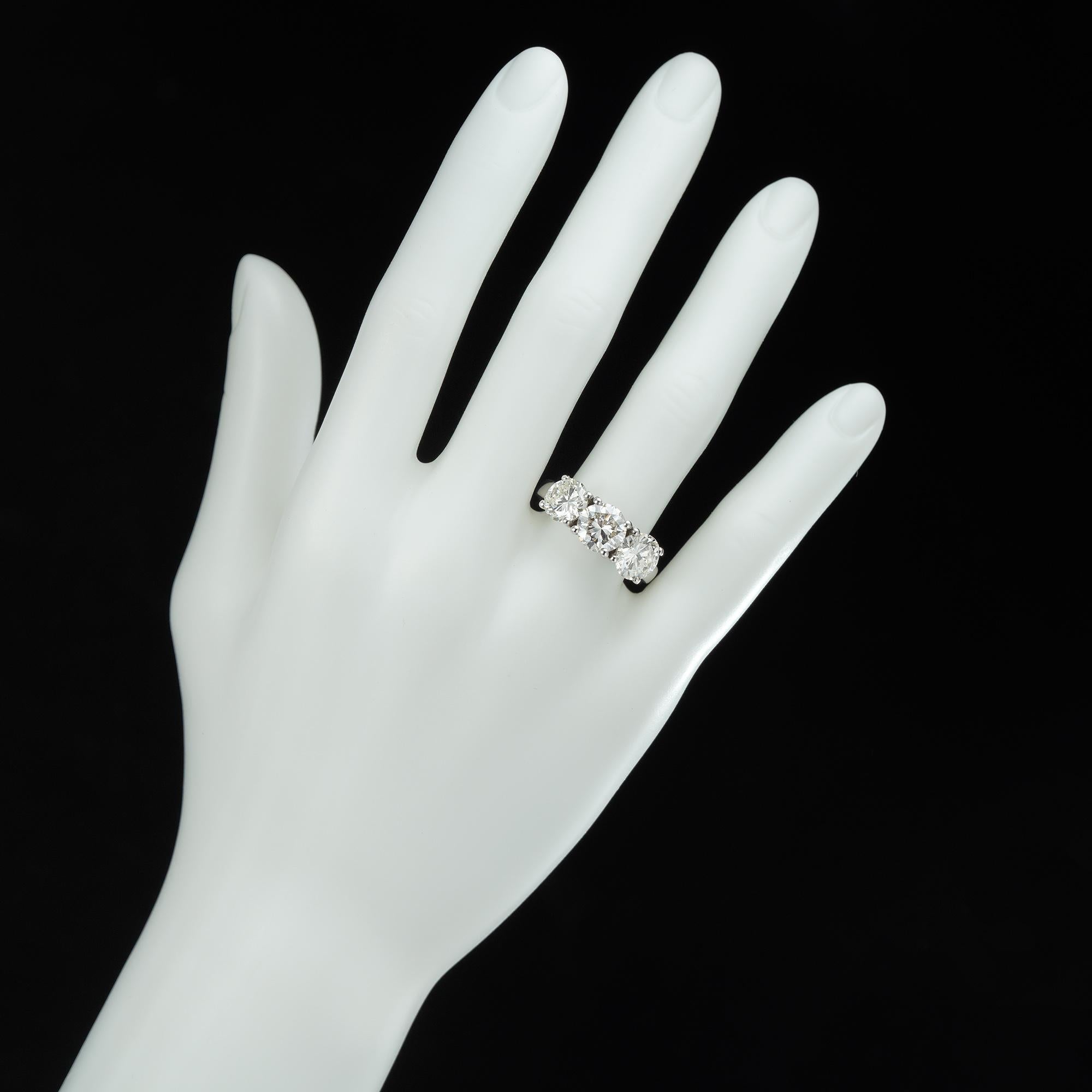 Ein Diamantring mit drei Steinen für Damen oder Herren im Angebot