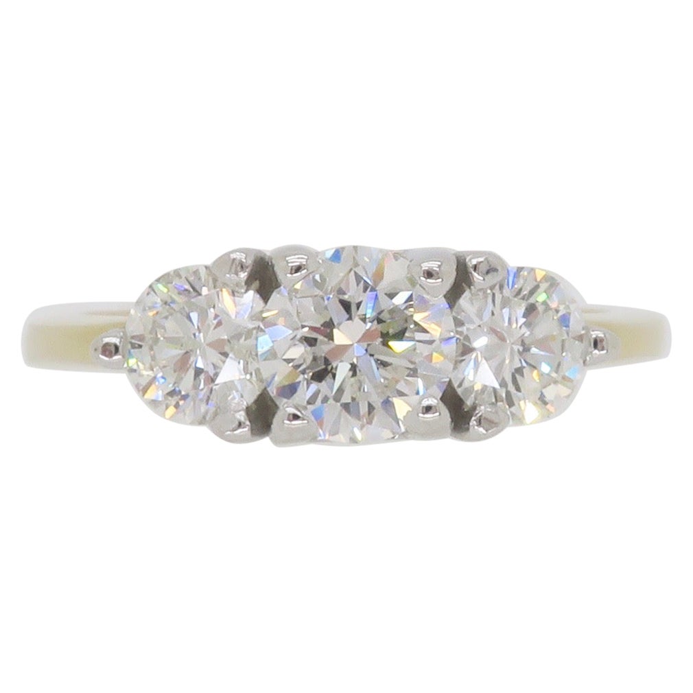 Bague à trois pierres et diamants