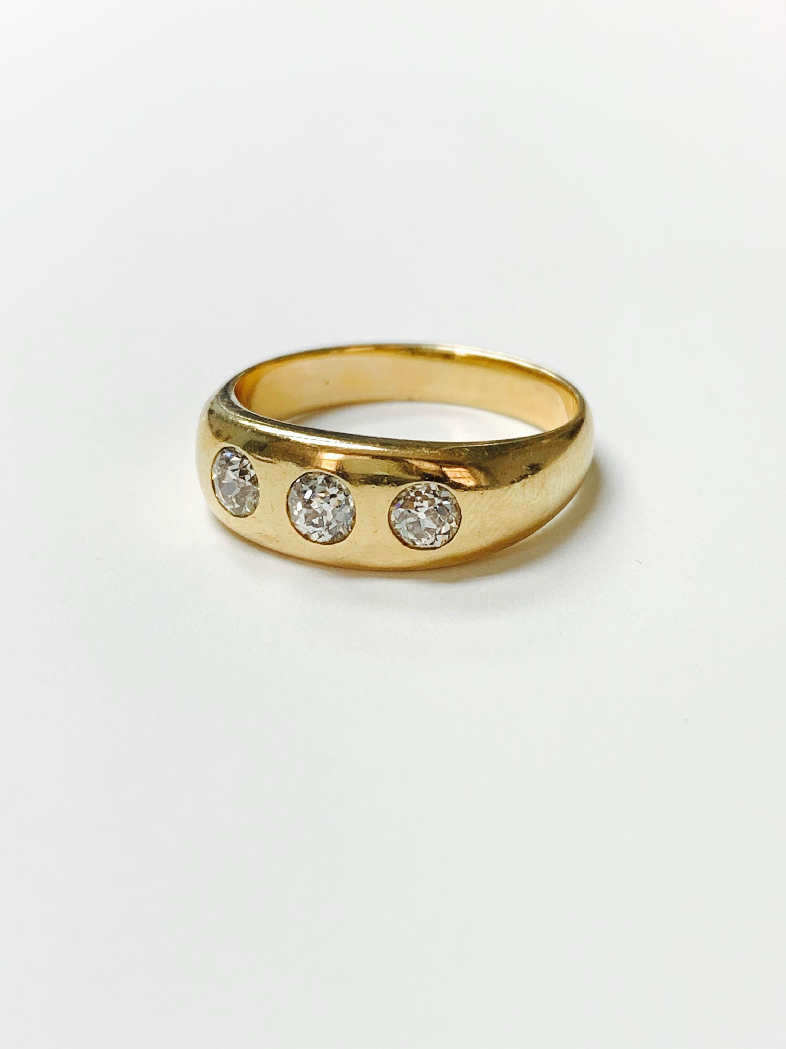 Contemporary Three Stone Diamond Ring in 14K Yellow Gold For Sale
