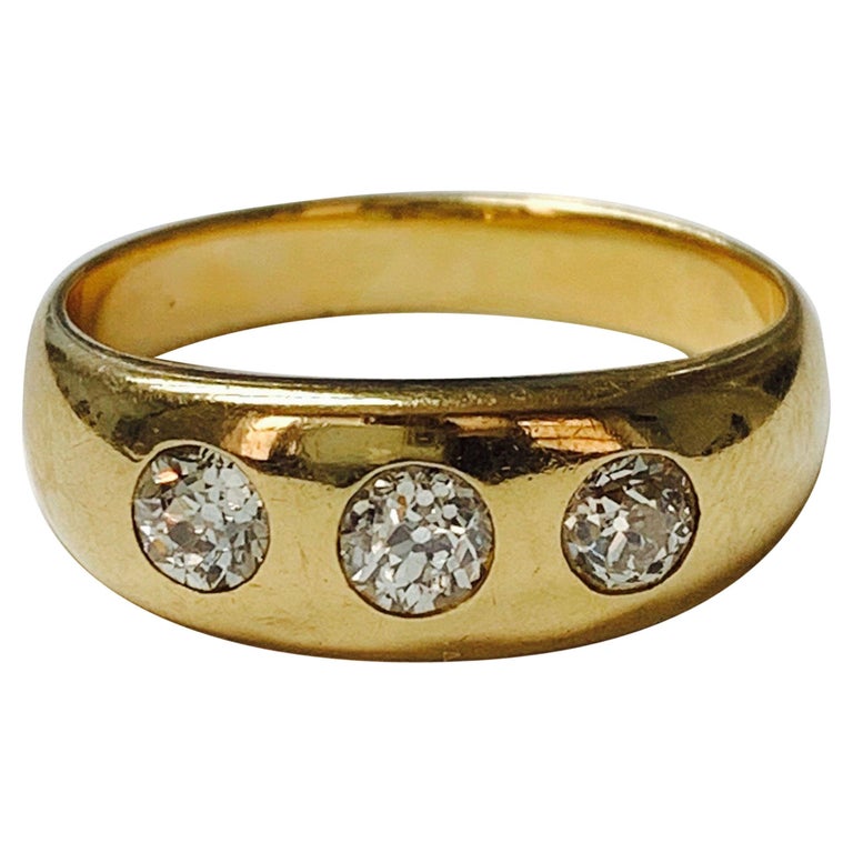 Three Stone Diamond Ring in 14K Yellow Gold For Sale at 1stDibs