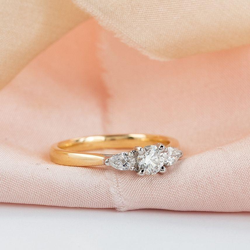 Three Stone Diamond Ring in 18ct Gold In New Condition For Sale In Kilkenny, IE