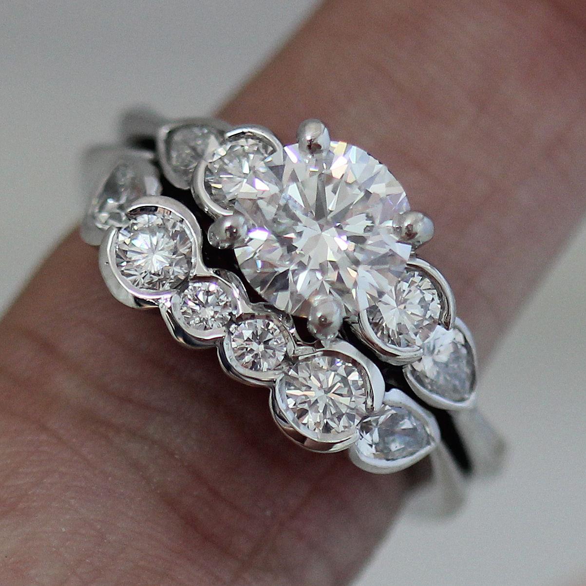 Runder Verlobungsring mit drei Diamanten - auch mit passendem Band erhältlich.
Can Be made with your diamond or any other diamond, price will be adjusted based on center stone.
Der Ring kann auf Bestellung angefertigt werden und benötigt ca. 3-6