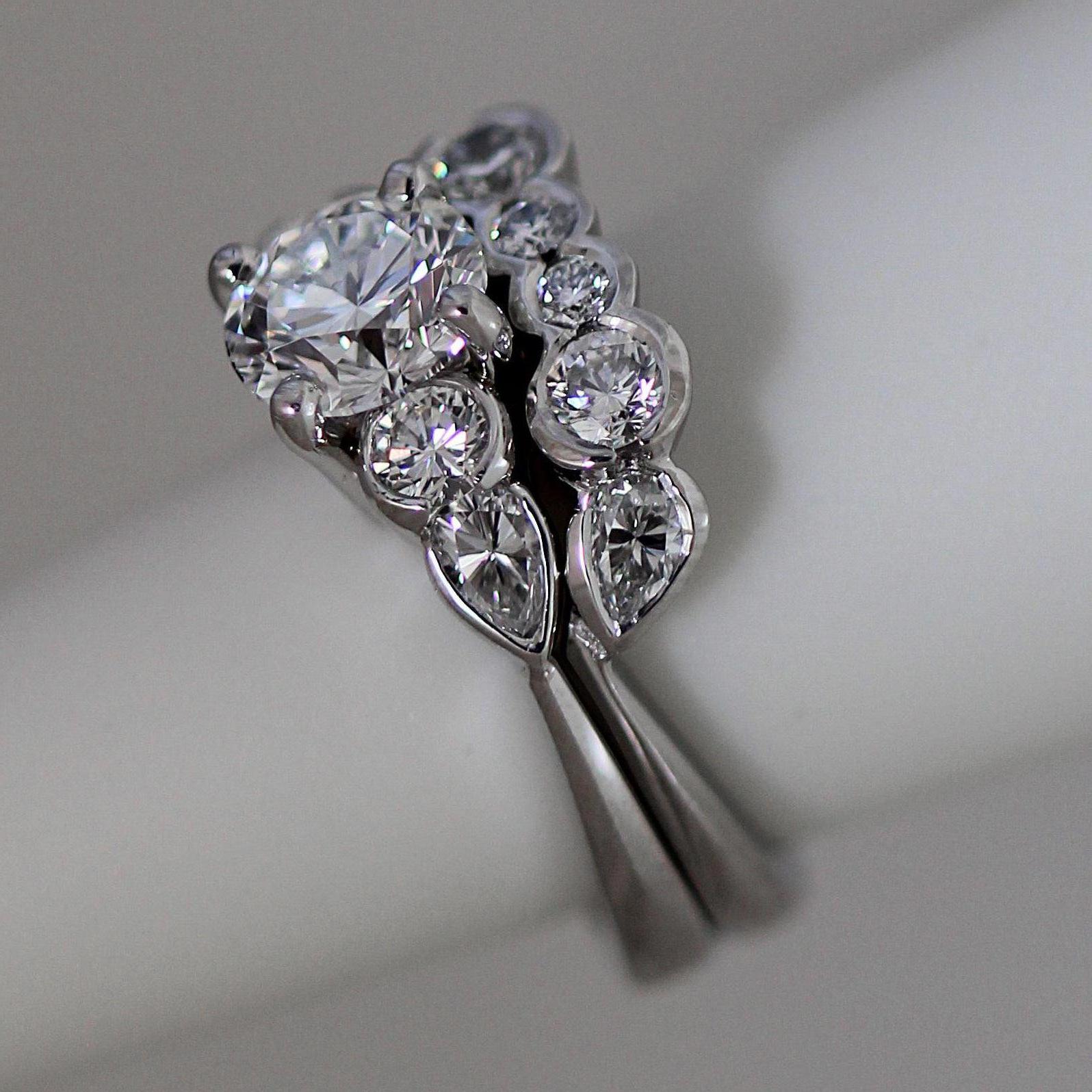 Runder Diamant-Verlobungsring mit drei Steinen (Rundschliff) im Angebot
