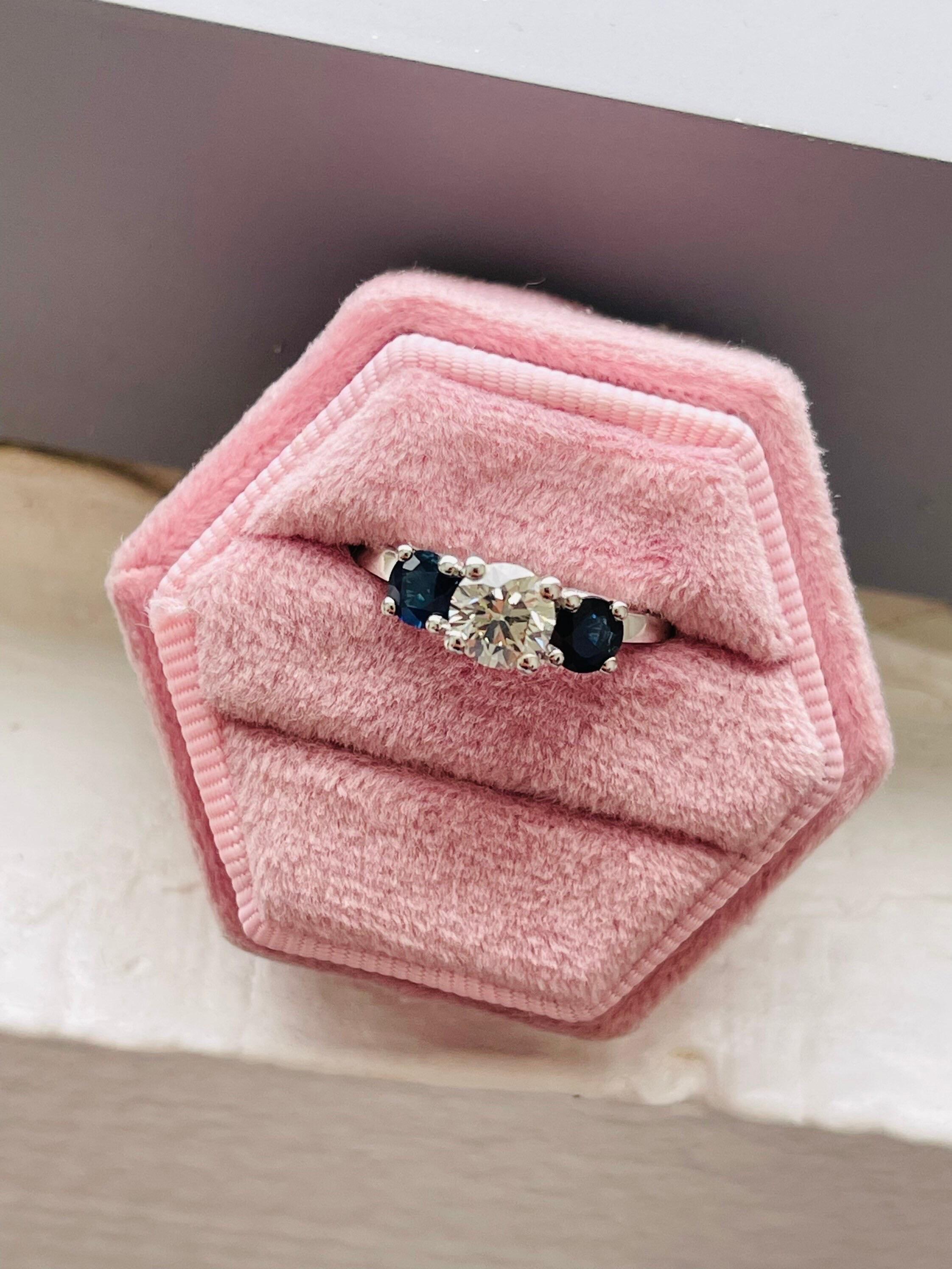 A very interesting piece! 1ct center diamond Si1 clarity and G color(eye clean) accompanied by two natural dark blue sapphires in platinum, the ring is made by hand from scratch and has a lot of small details such as floral motif of the basket for