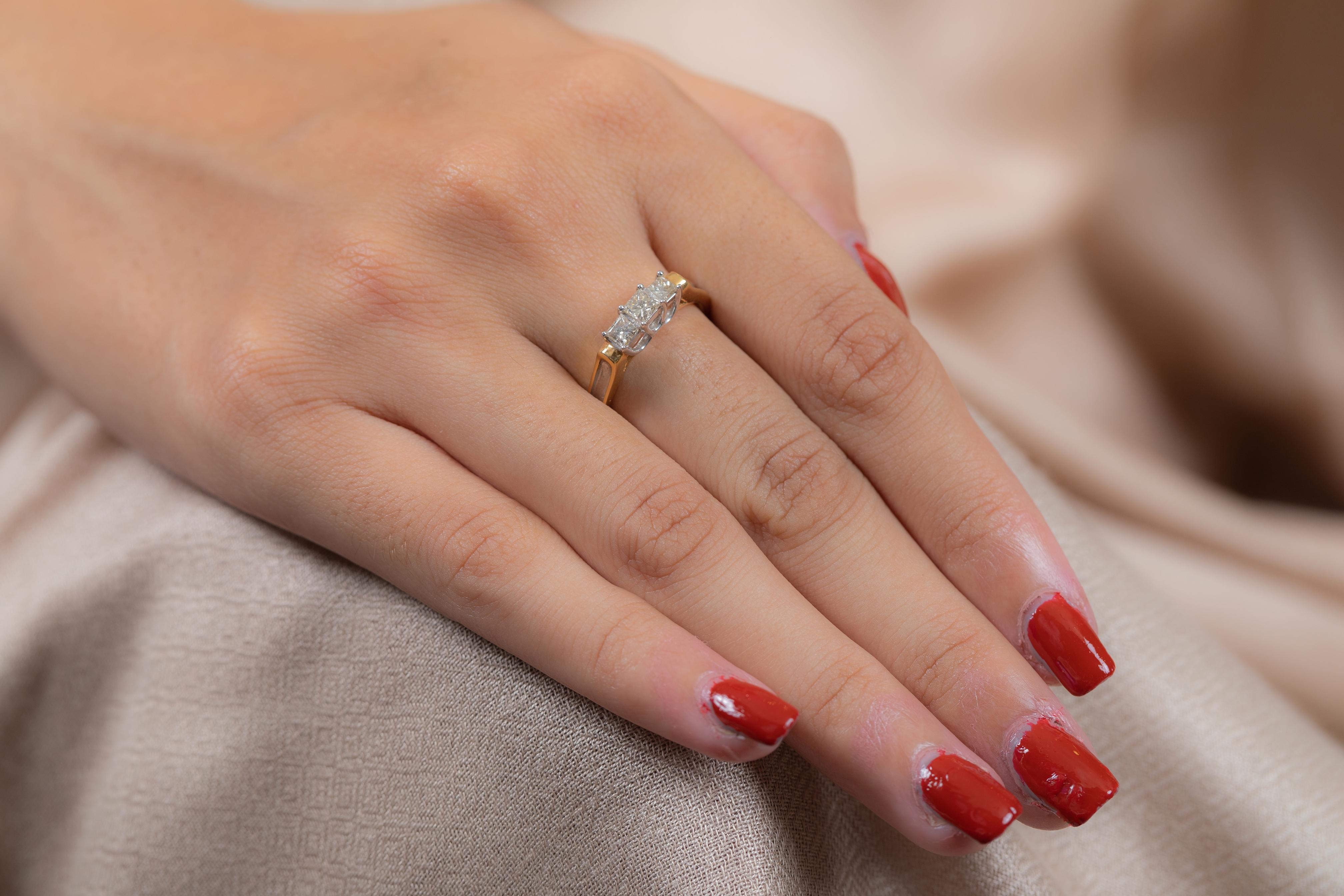 For Sale:  Unisex Diamond Three Stone Engagement Ring in 18 Karat Yellow Gold 2