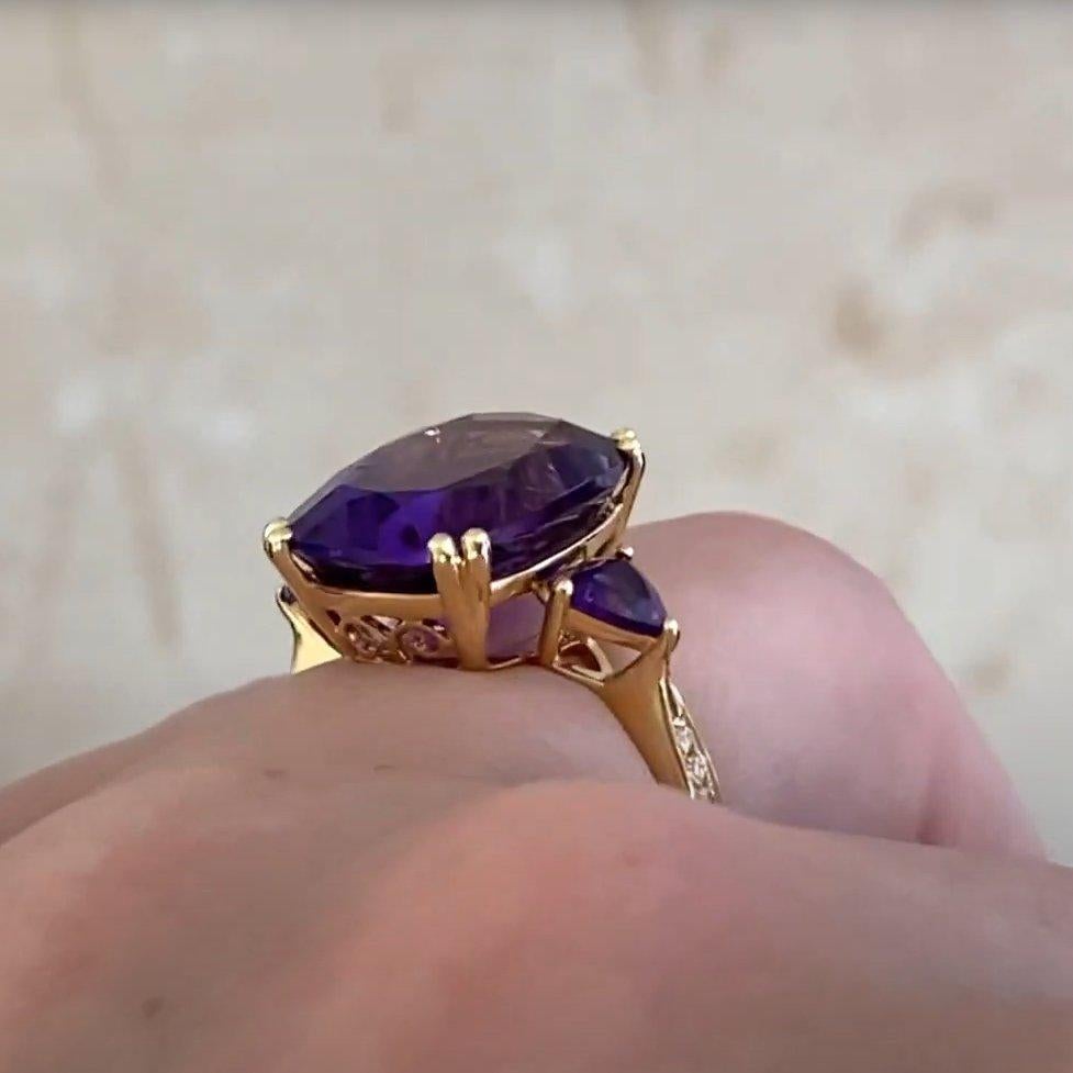 Amatista Alargada de Tres Piedras (Aprox. 6,40 Quilates), Oro Amarillo de 18K Corte cojín en venta