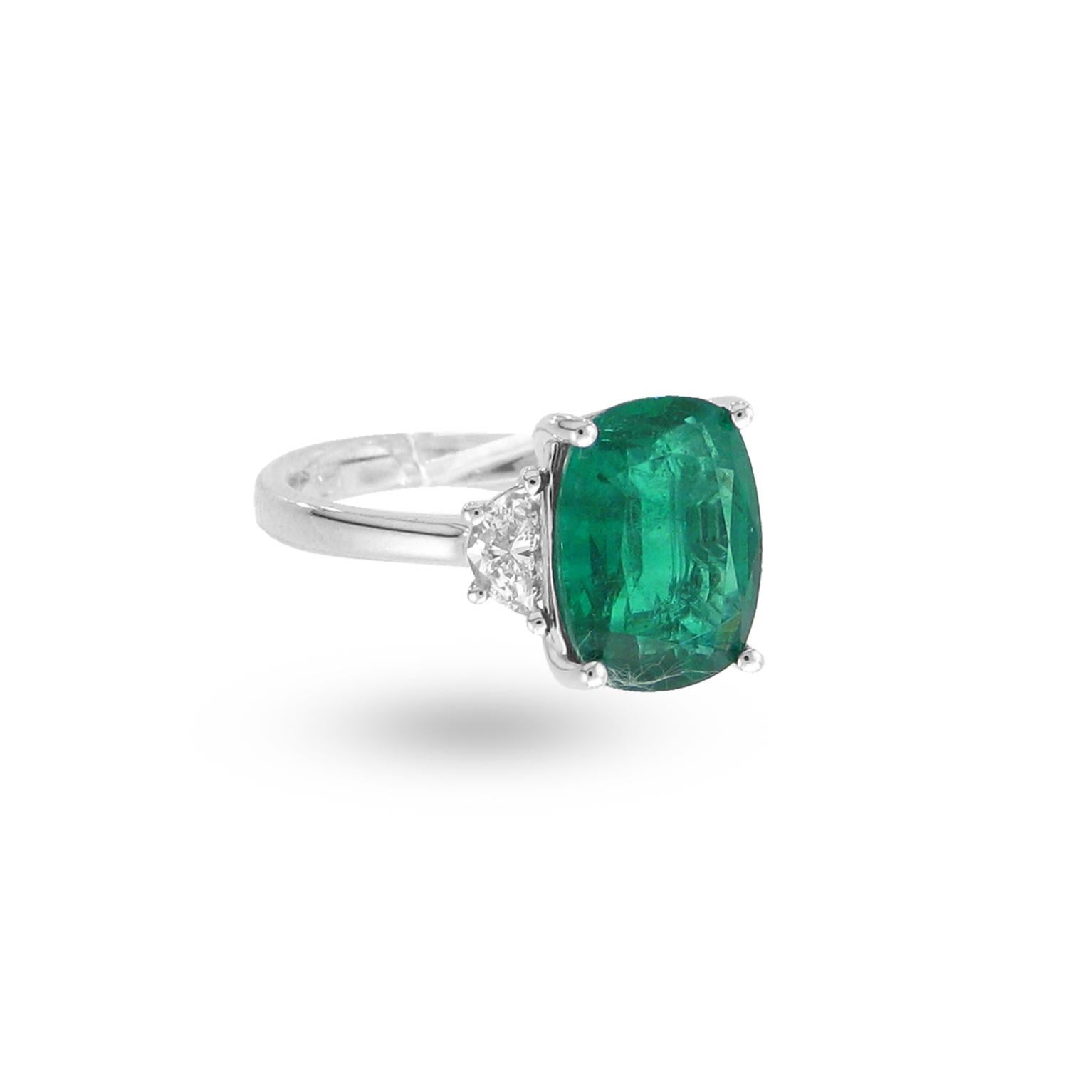 Drei Stein länglicher Kissen-Smaragd '3,50ct' mit halbmondförmigen Diamanten '.37ct' (Moderne)