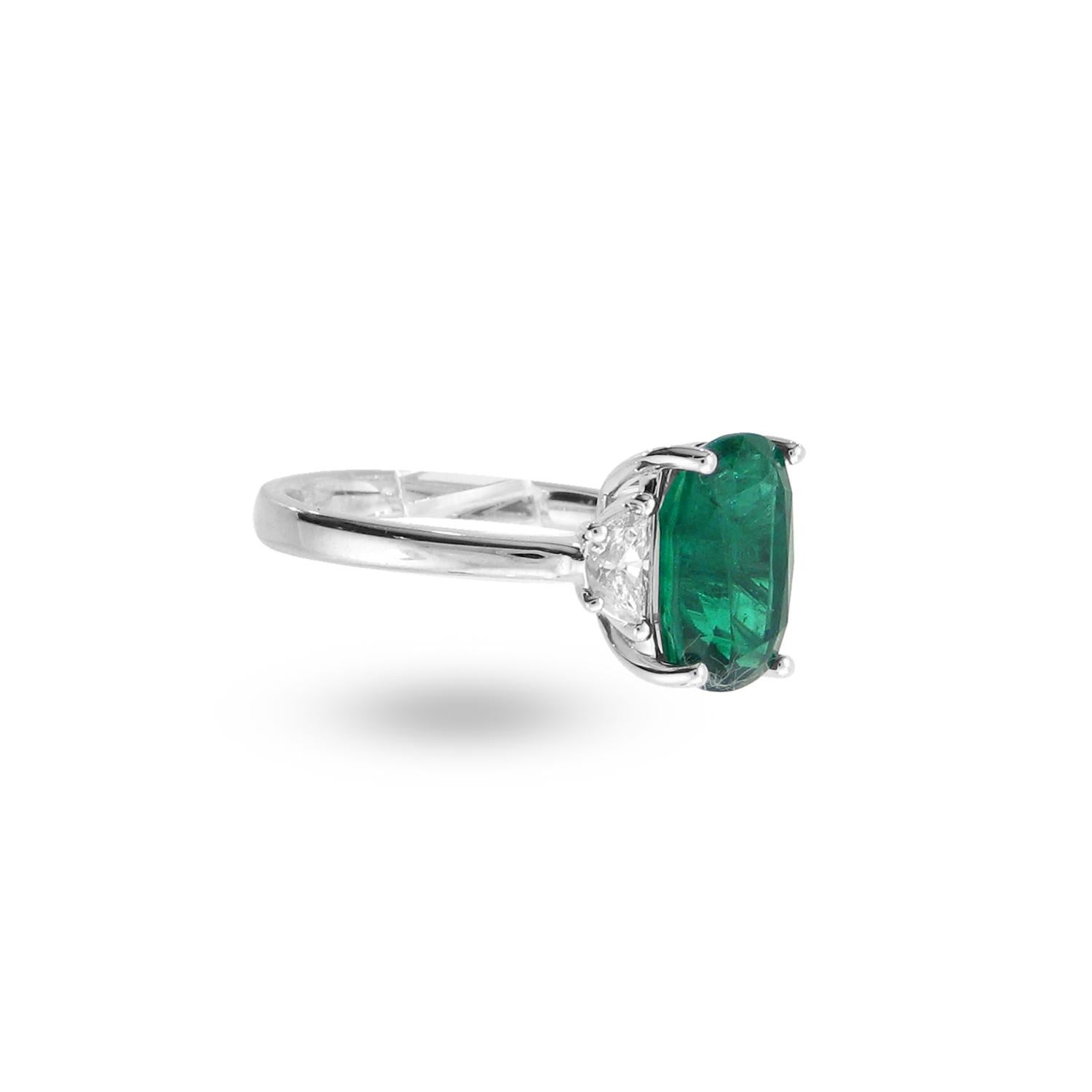 Drei Stein länglicher Kissen-Smaragd '3,50ct' mit halbmondförmigen Diamanten '.37ct' (Kissenschliff)