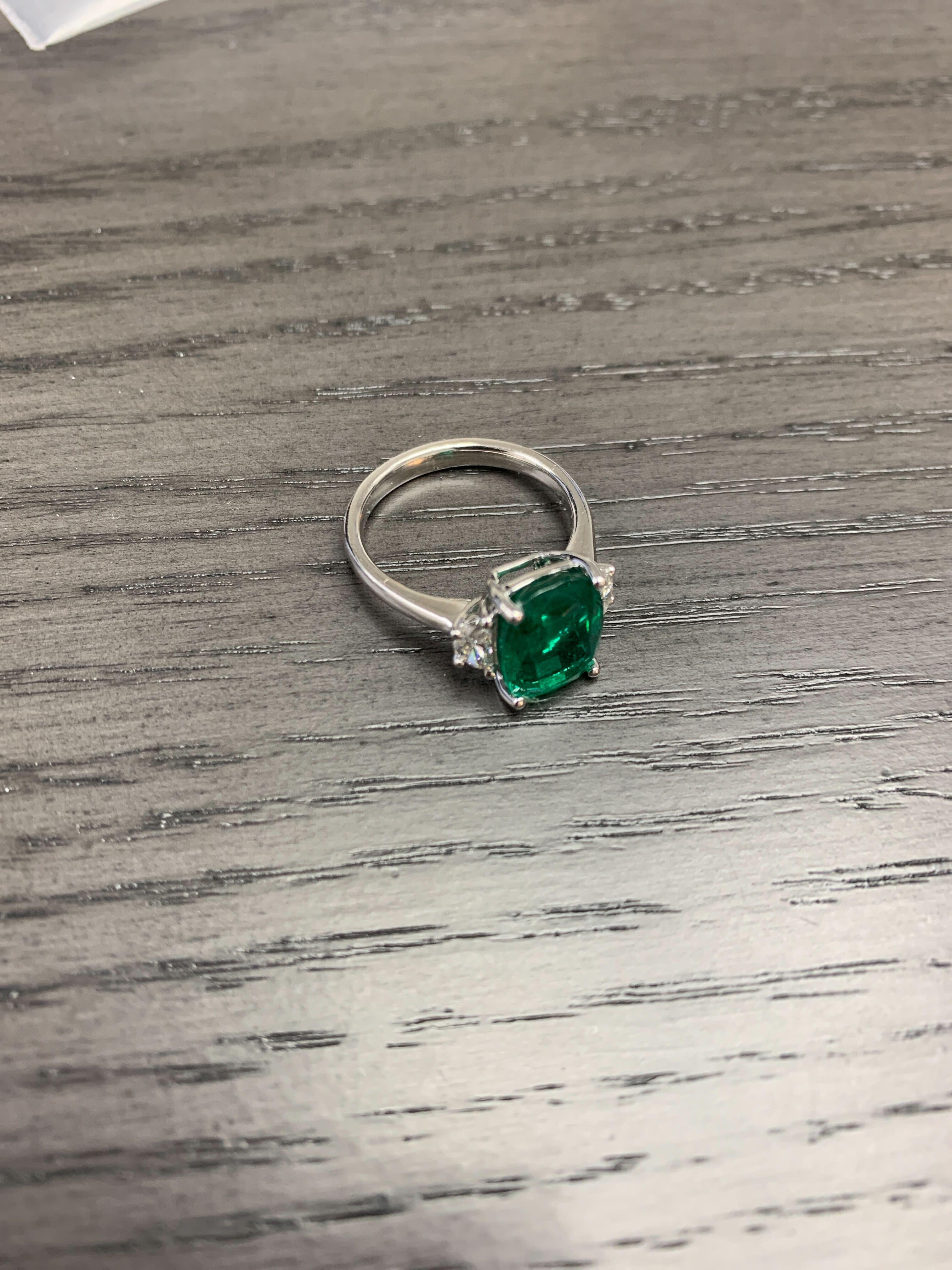 Drei Stein länglicher Kissen-Smaragd '3,50ct' mit halbmondförmigen Diamanten '.37ct' 1