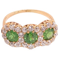 Moderner Ring mit drei Steinen, Smaragd und Diamant
