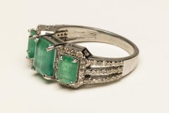 Anello con tre pietre di smeraldo e diamanti