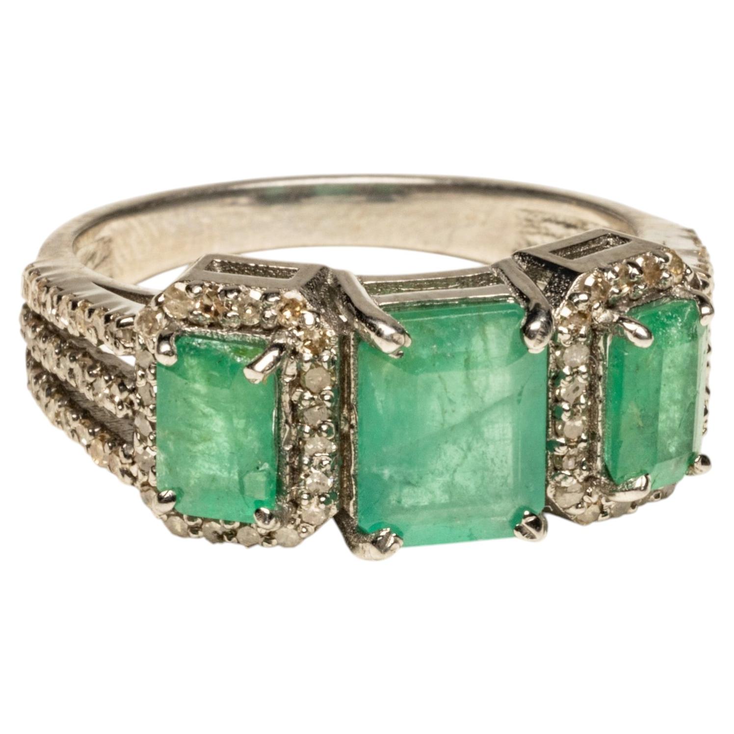 Dreistein-Ring mit Smaragd und Diamant im Angebot