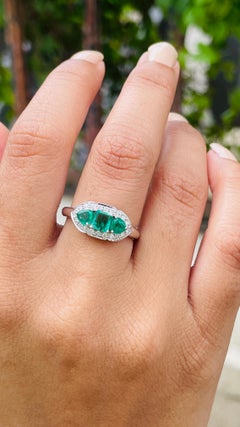 Dreisteiniger Smaragd- und Diamantring aus 18 Karat Weißgold