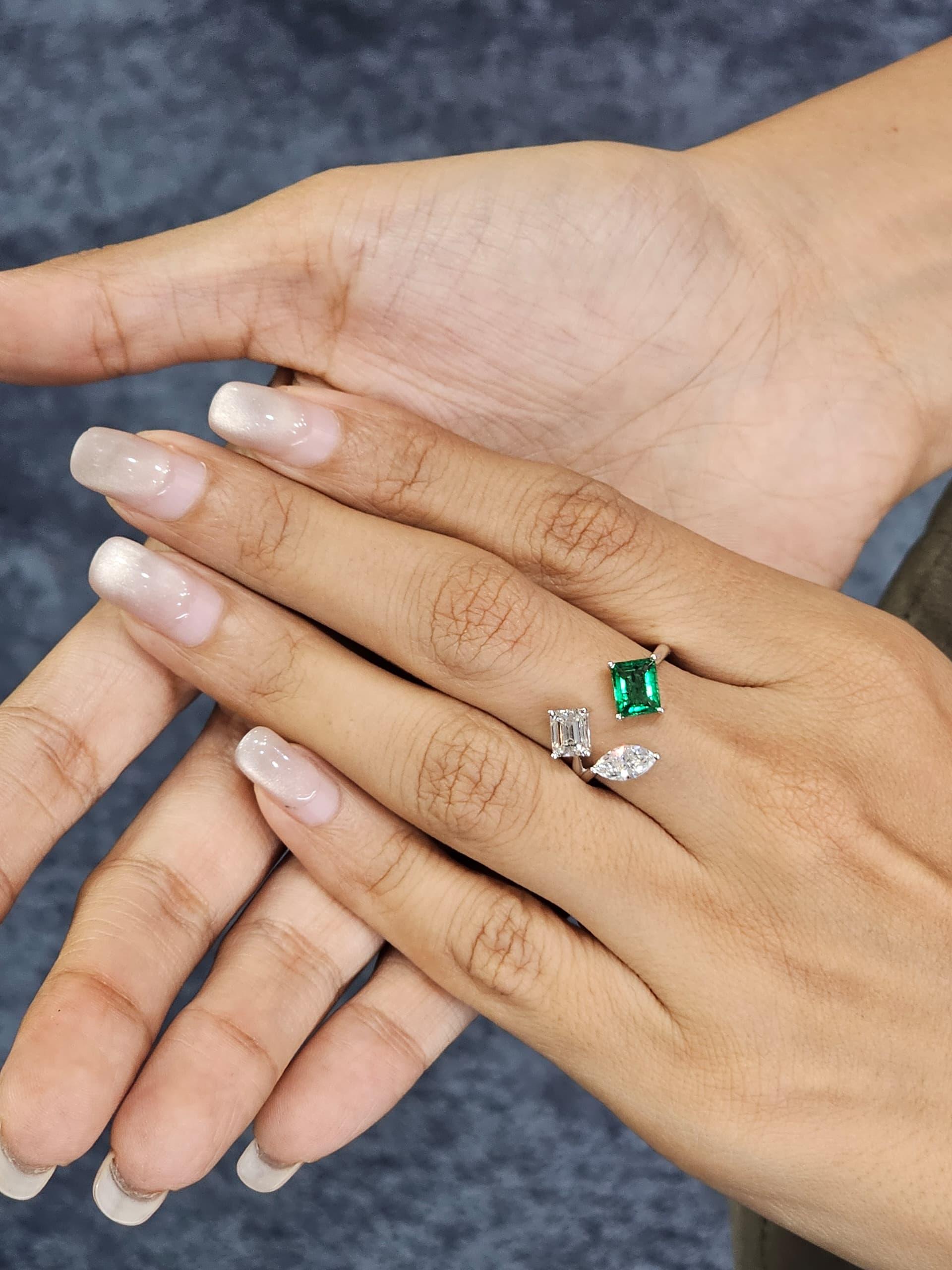 Moderno Anello con tre pietre di smeraldo e diamanti in oro bianco 18 carati - Bellezza raffinata in vendita