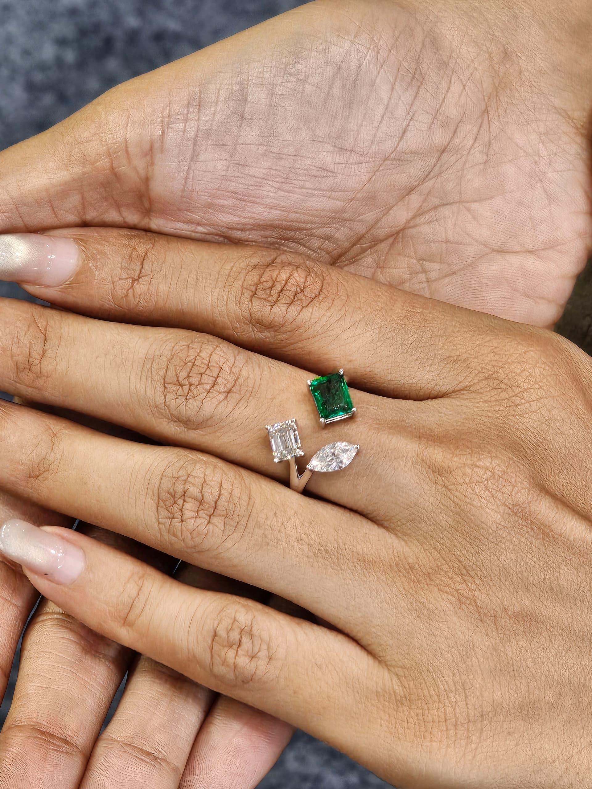 Anello con tre pietre di smeraldo e diamanti in oro bianco 18 carati - Bellezza raffinata In condizioni Nuovo in vendita a Hong Kong, HK